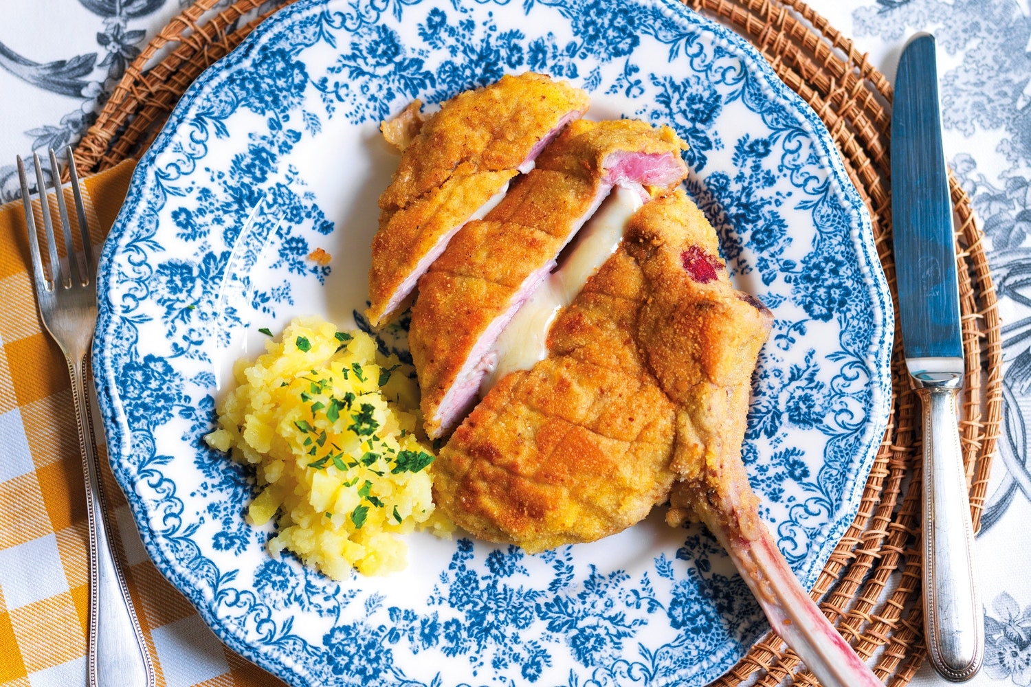 Cotoletta con fonduta di fontal e finocchi valdostana 