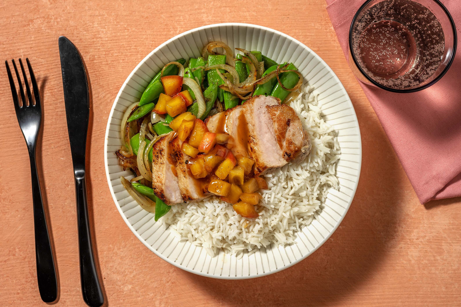 Côtelettes de porc rôties et sauce à l’abricot et à la pomme