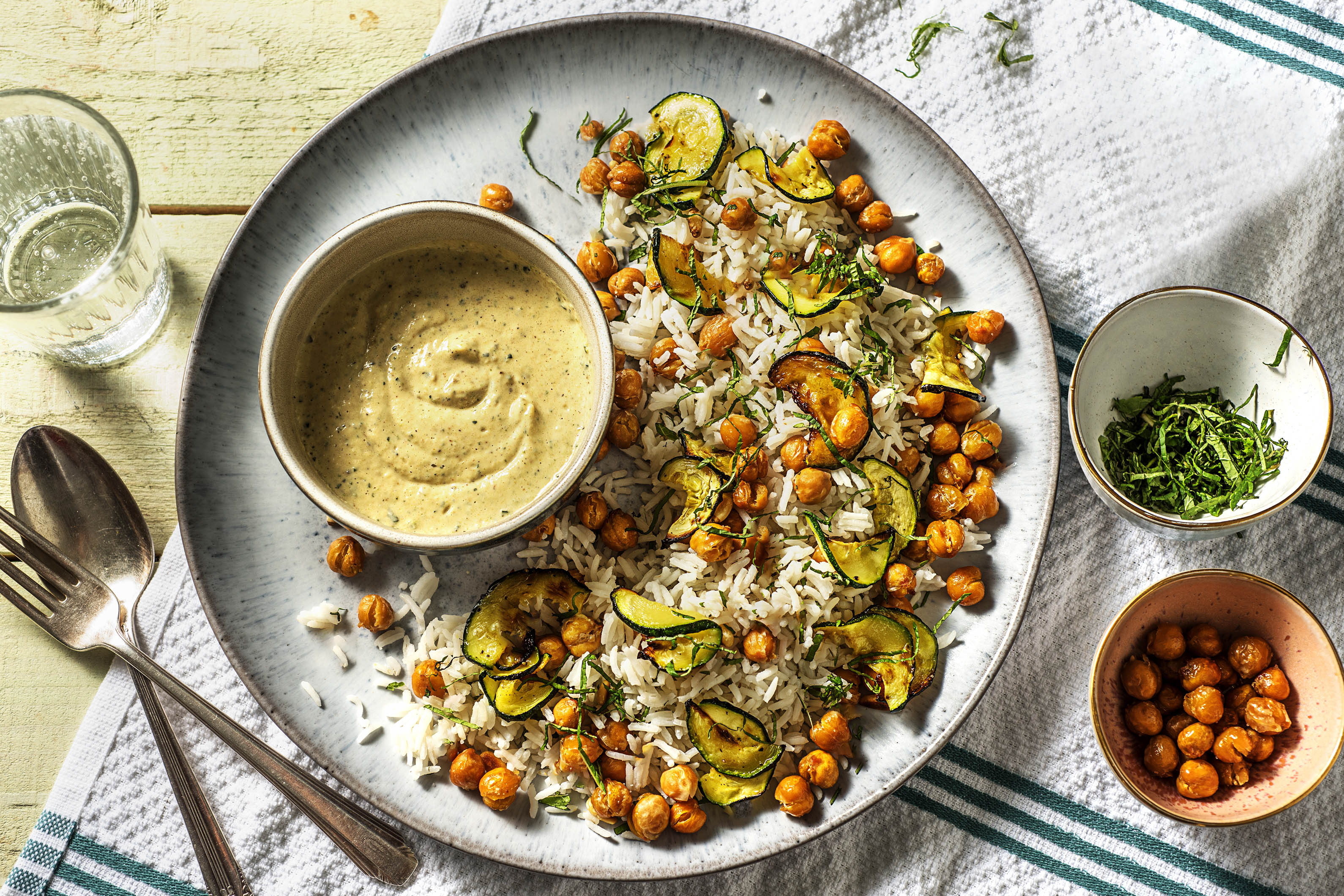 Courgettedip met knapperige kikkererwten