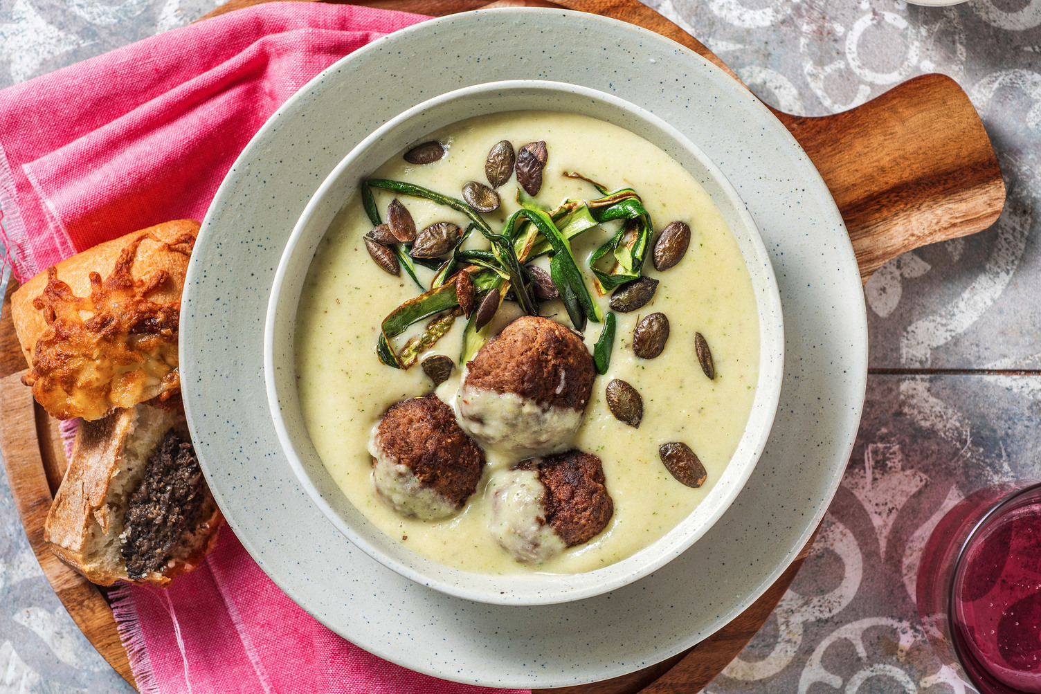 (HelloExtra) Courgettesoep met bospaddenstoelenpesto