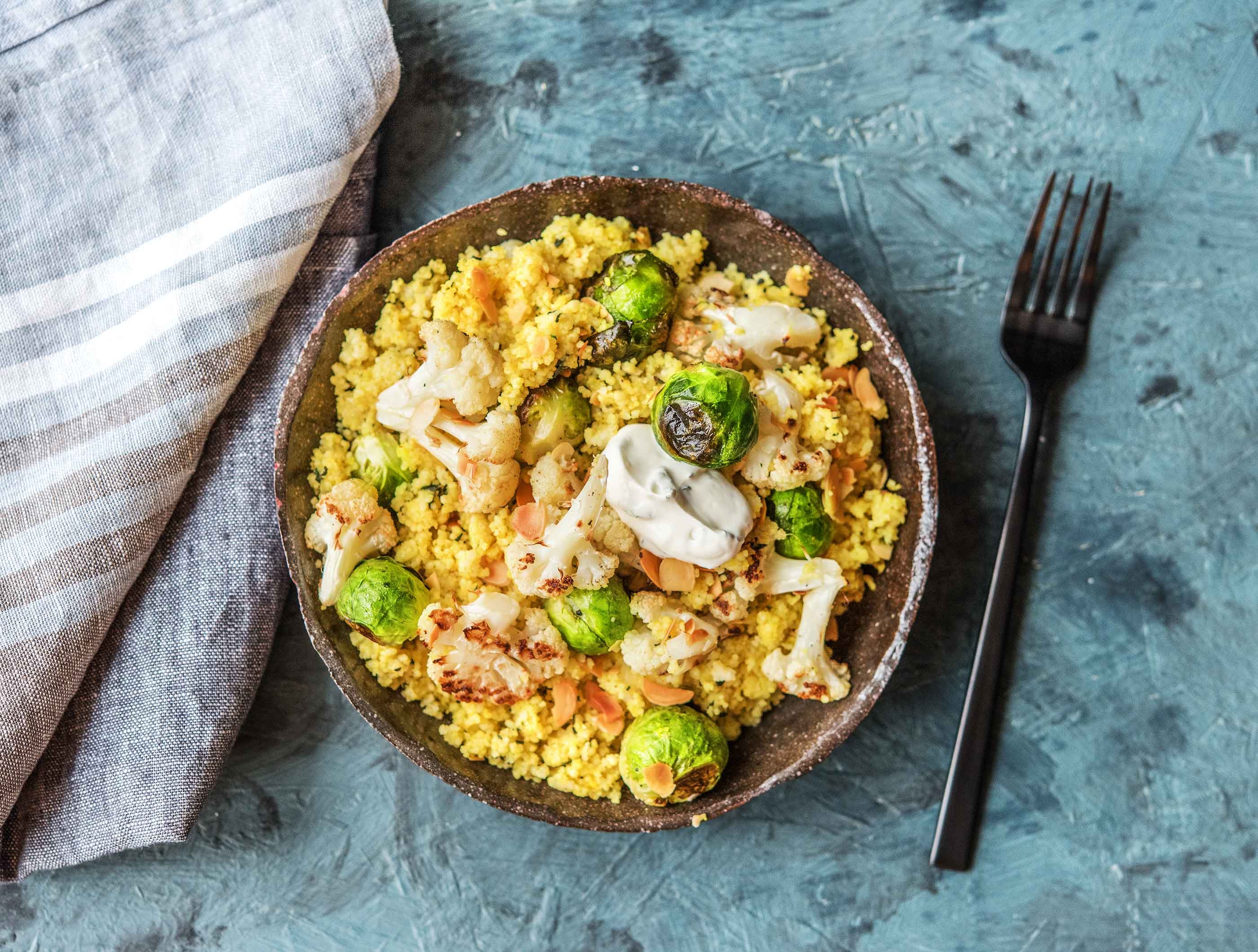 Couscous met bloemkool en spruitjes met labne en munt