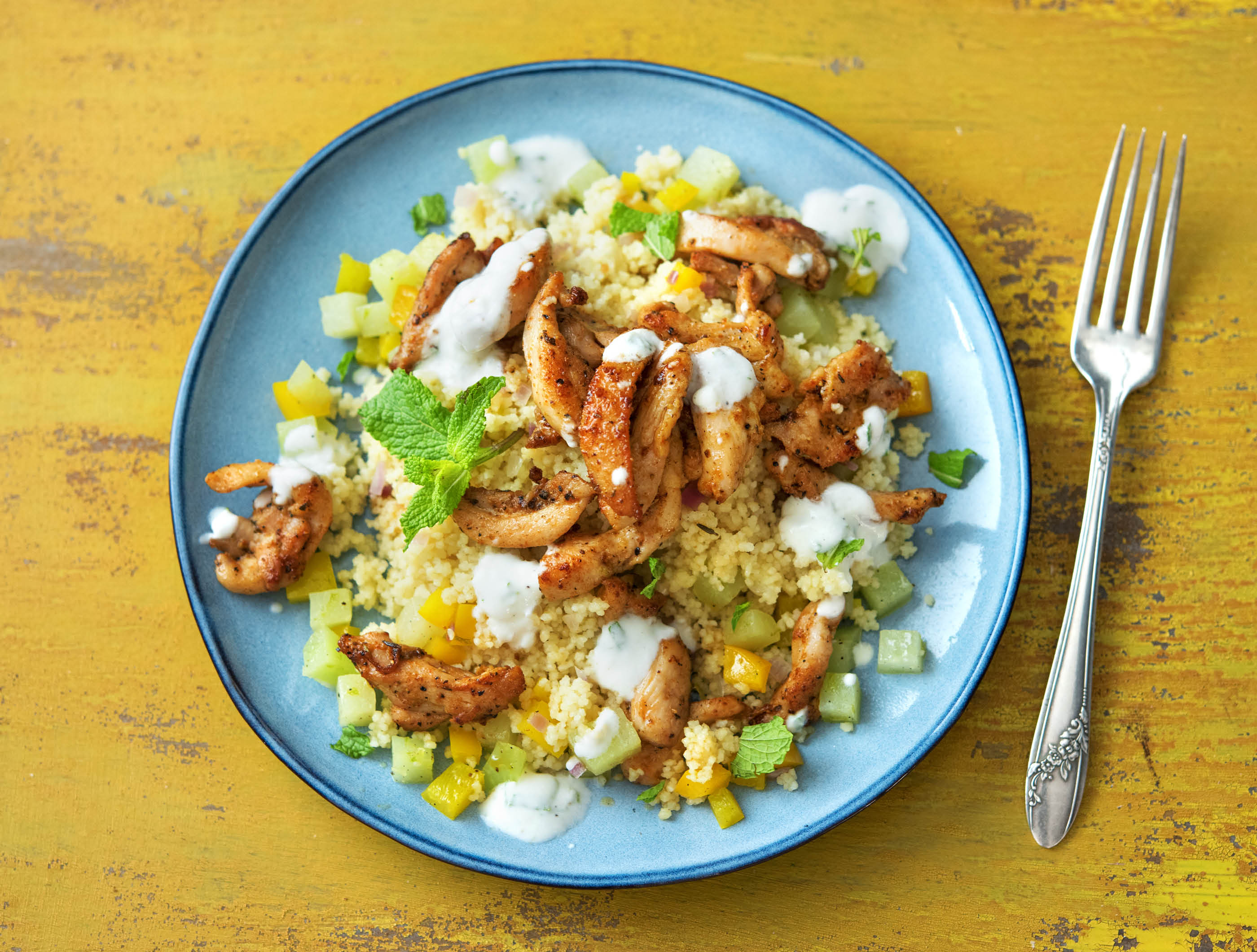 Couscous met kipgyros, koolrabi en frisse muntyoghurt