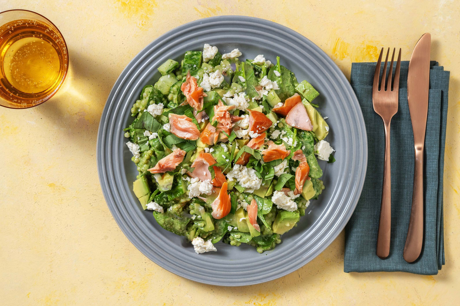 Couscous perlé, saumon fumé à chaud et avocat