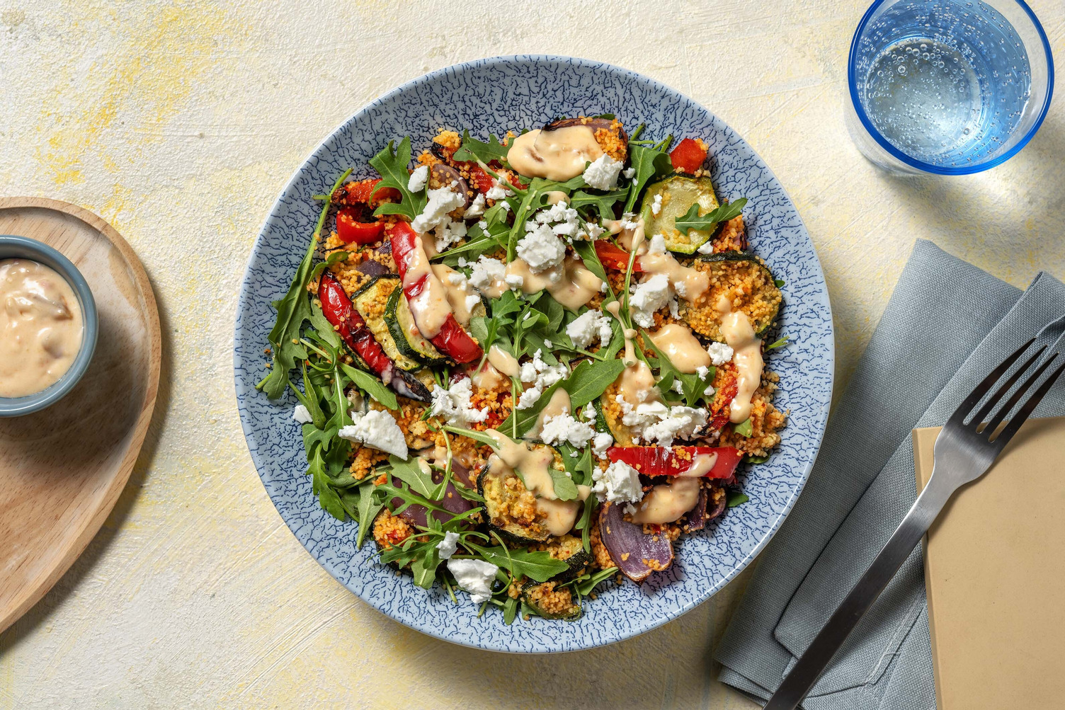 Couscous-Salat mit Pfirsich-Ajvar-Dressing