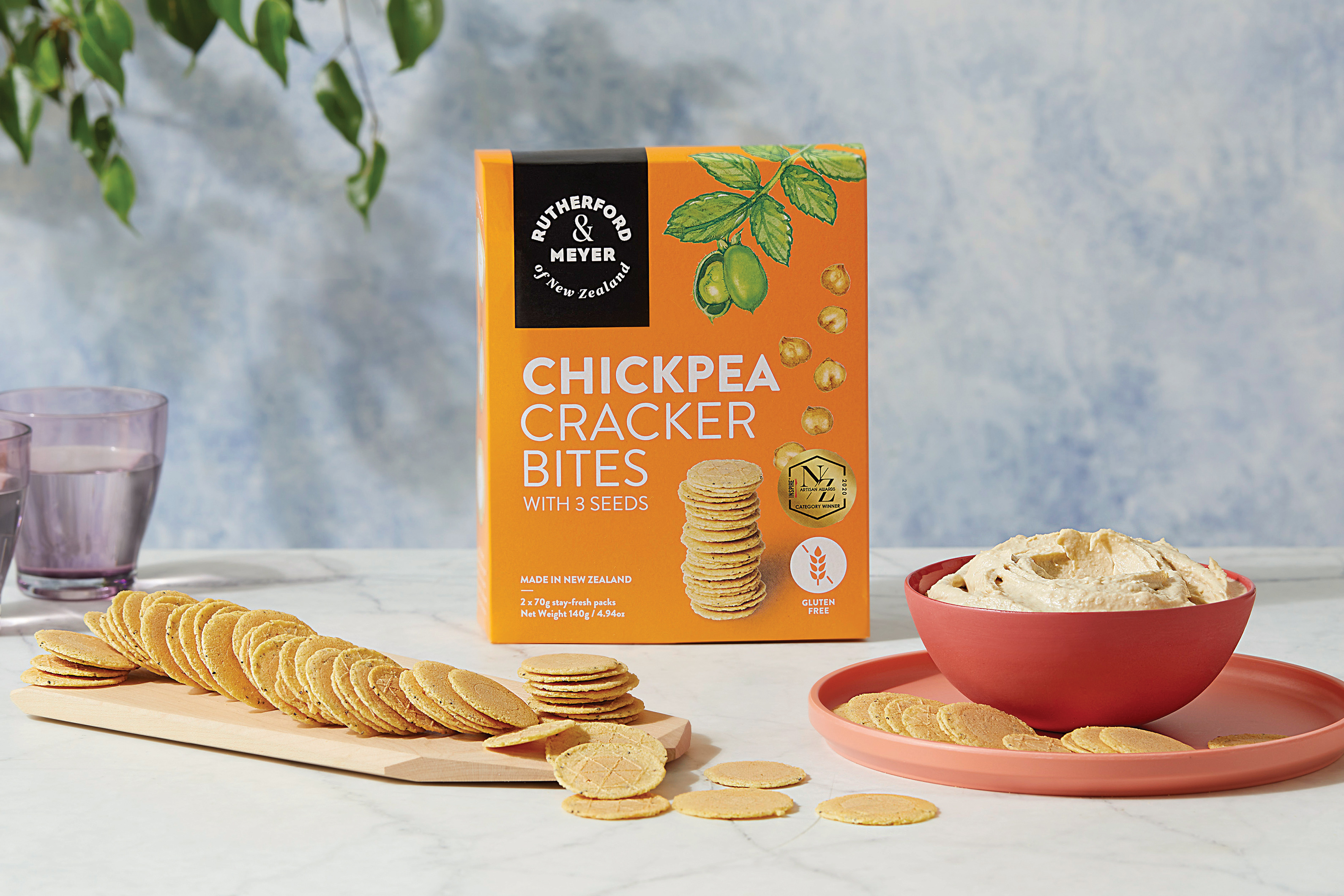 Crackers & Hummus Dip
