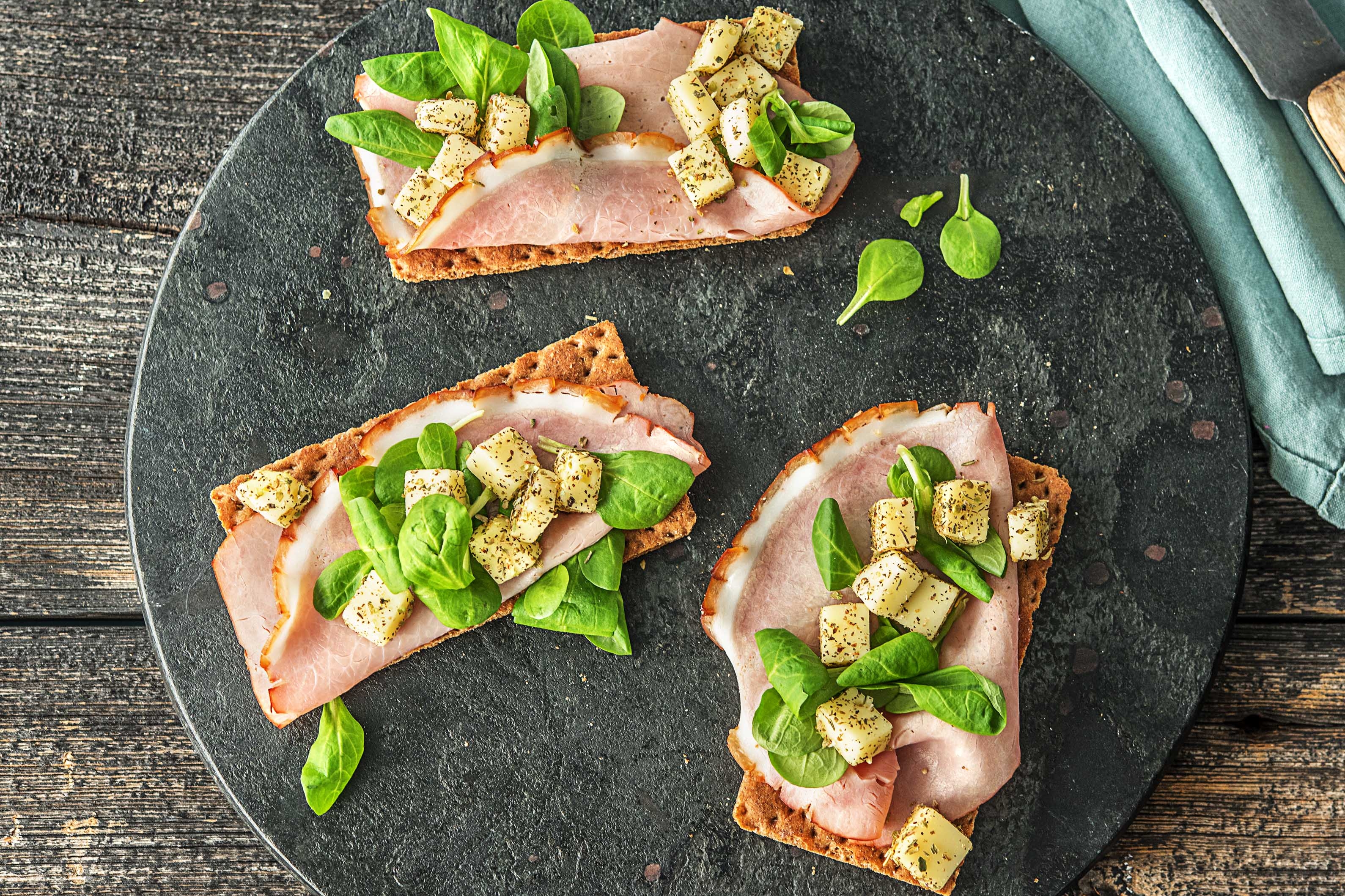 Crackers met ham en kruidenkaas