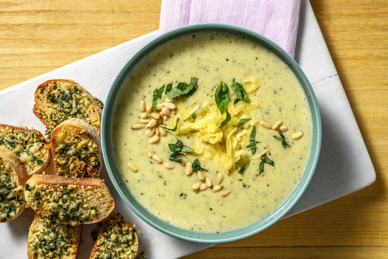 Cremige Zucchinisuppe mit Knoblauchbaguette