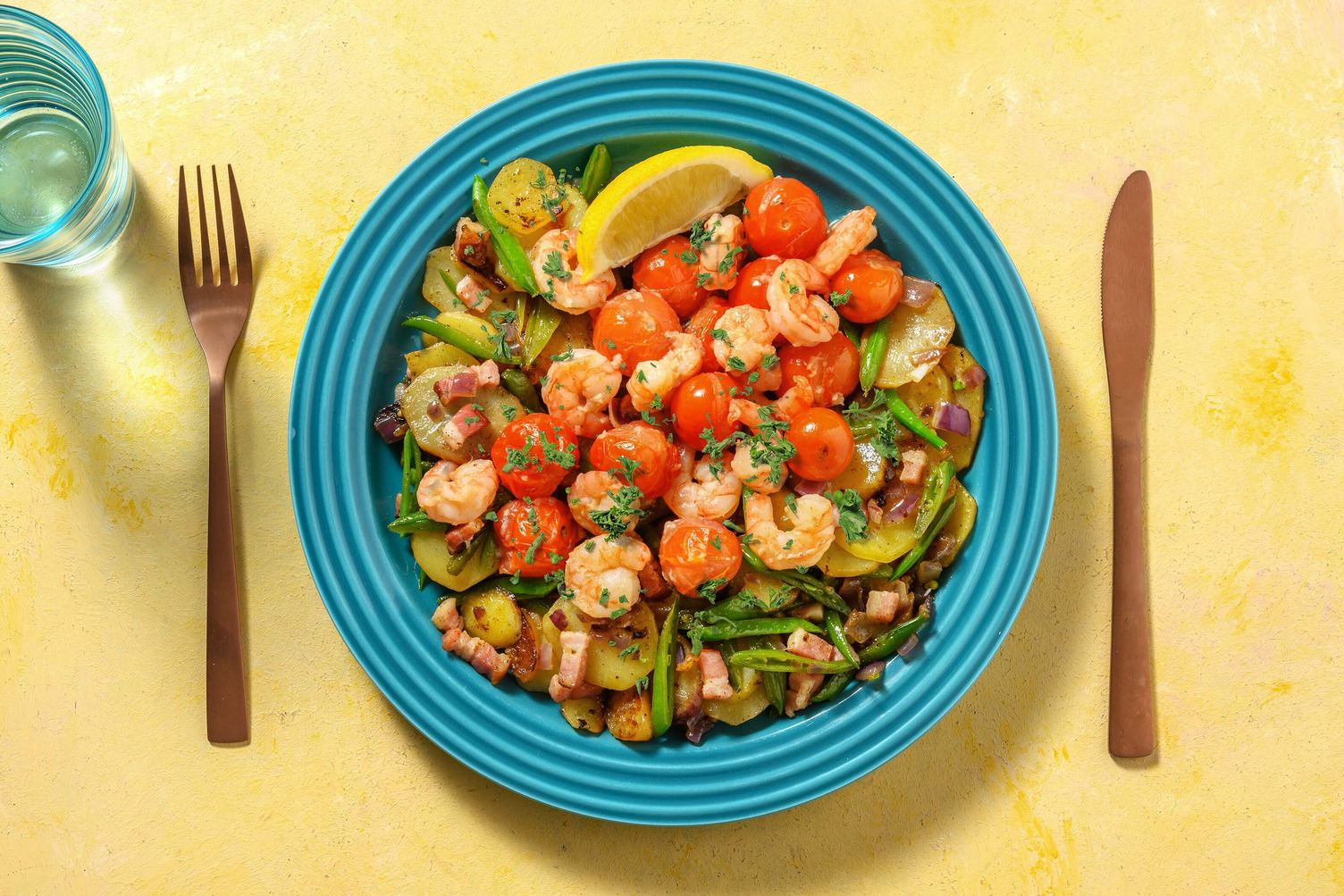 Crevettes à l'ail, lardons et tomates cerises poêlées