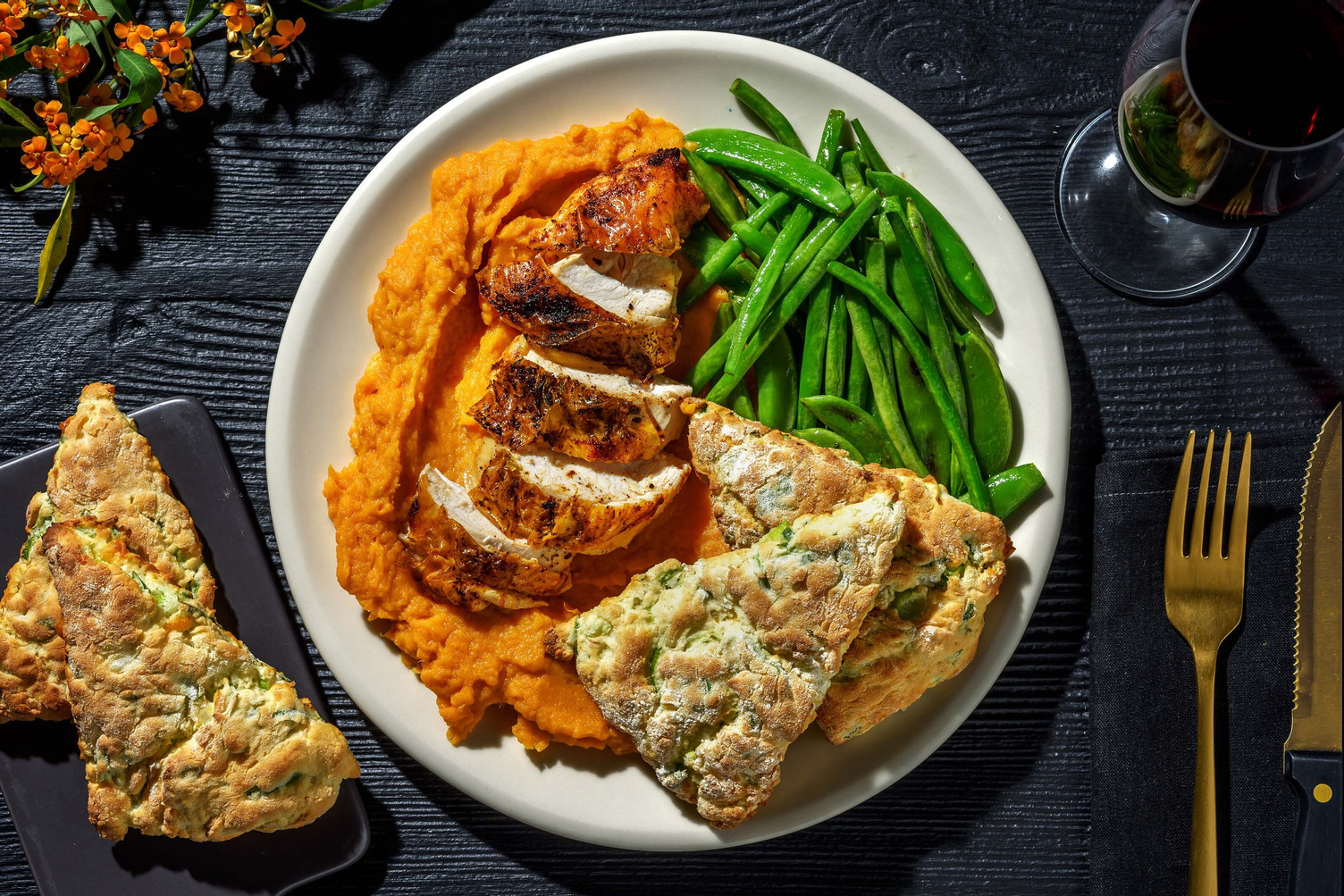 Poulet croustillant et scones au cheddar