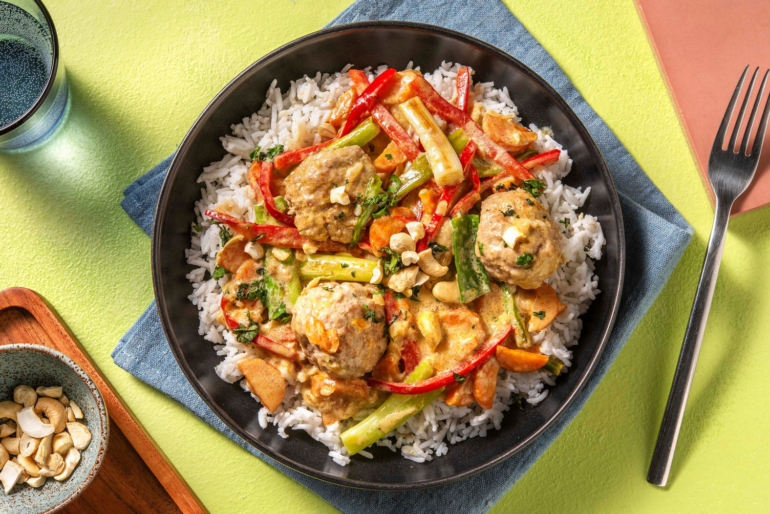 Milde curry met Thais gekruide kipgehaktballetjes