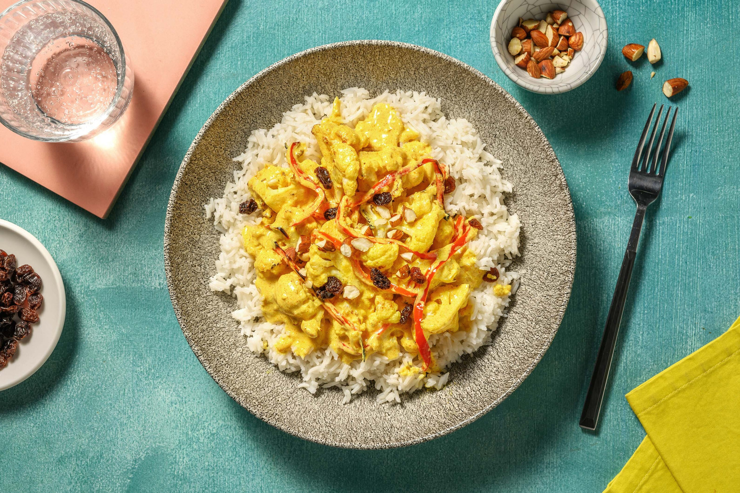 Vegetarische Korma curry met geroosterde bloemkoolroosjes