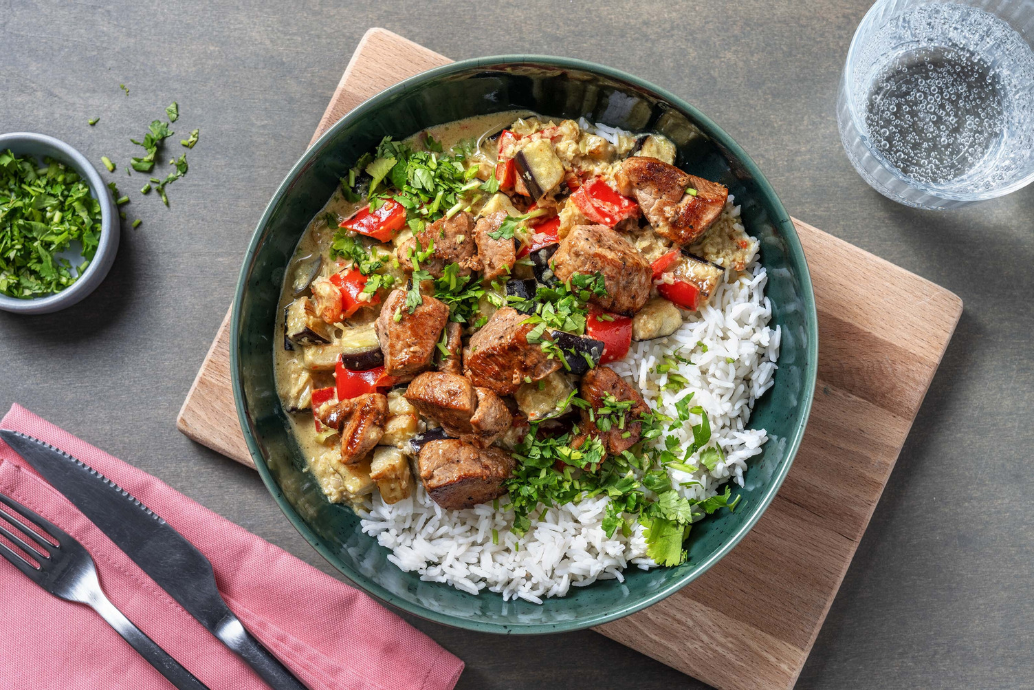 Zelfgemaakte curry met varkenshaaspuntjes