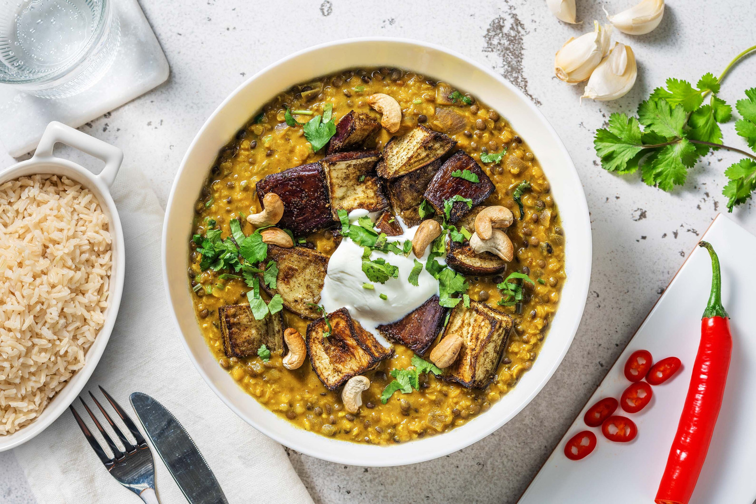 Dahl met geroosterde aubergine en spinazie