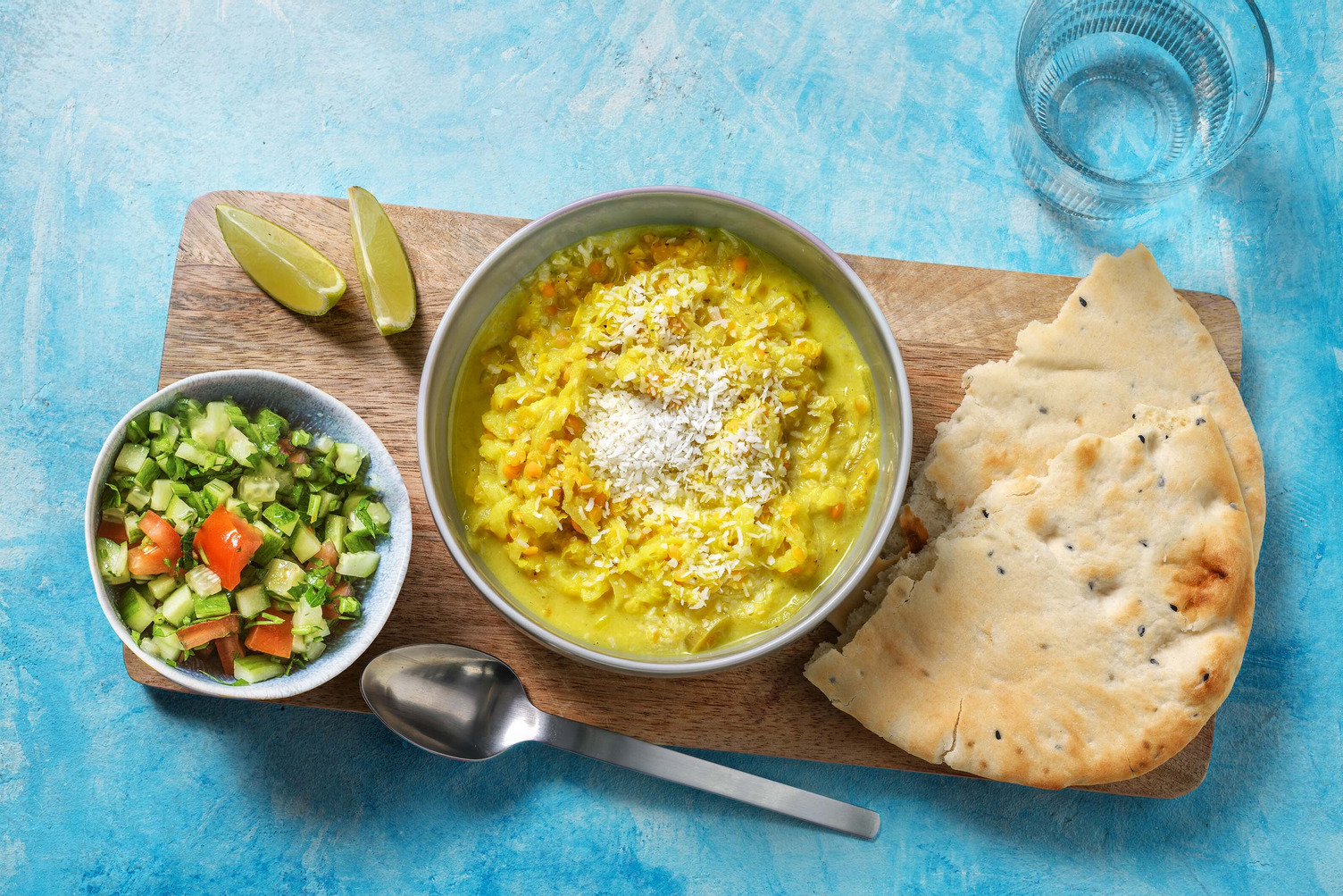 Dahl accompagné d'une salsa rafraîchissante et de pain naan