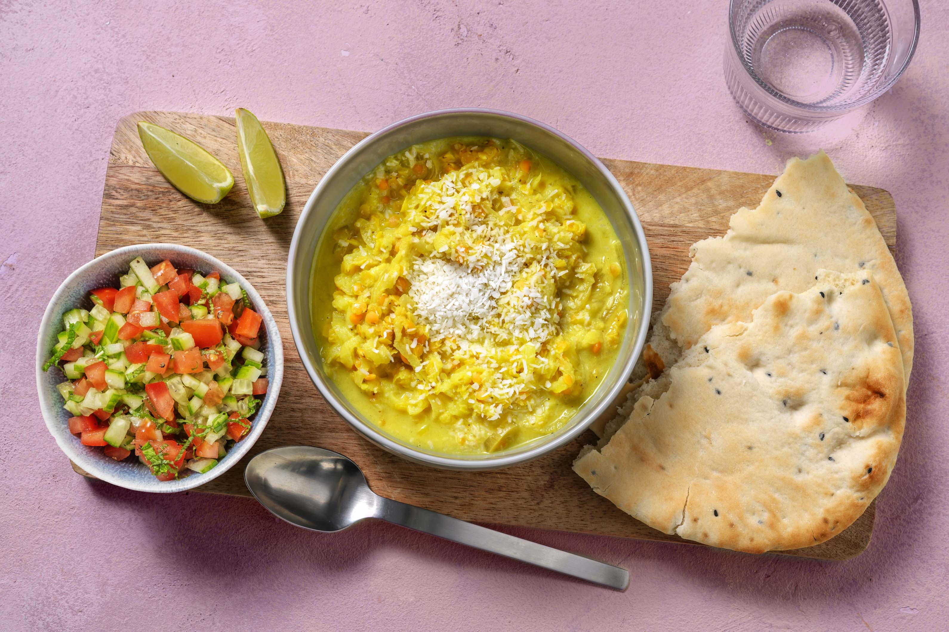 Dahl et salsa rafraîchissante avec pain naan