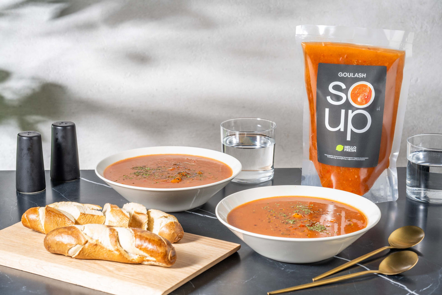 Deftige Gulaschsuppe mit Laugenstangen