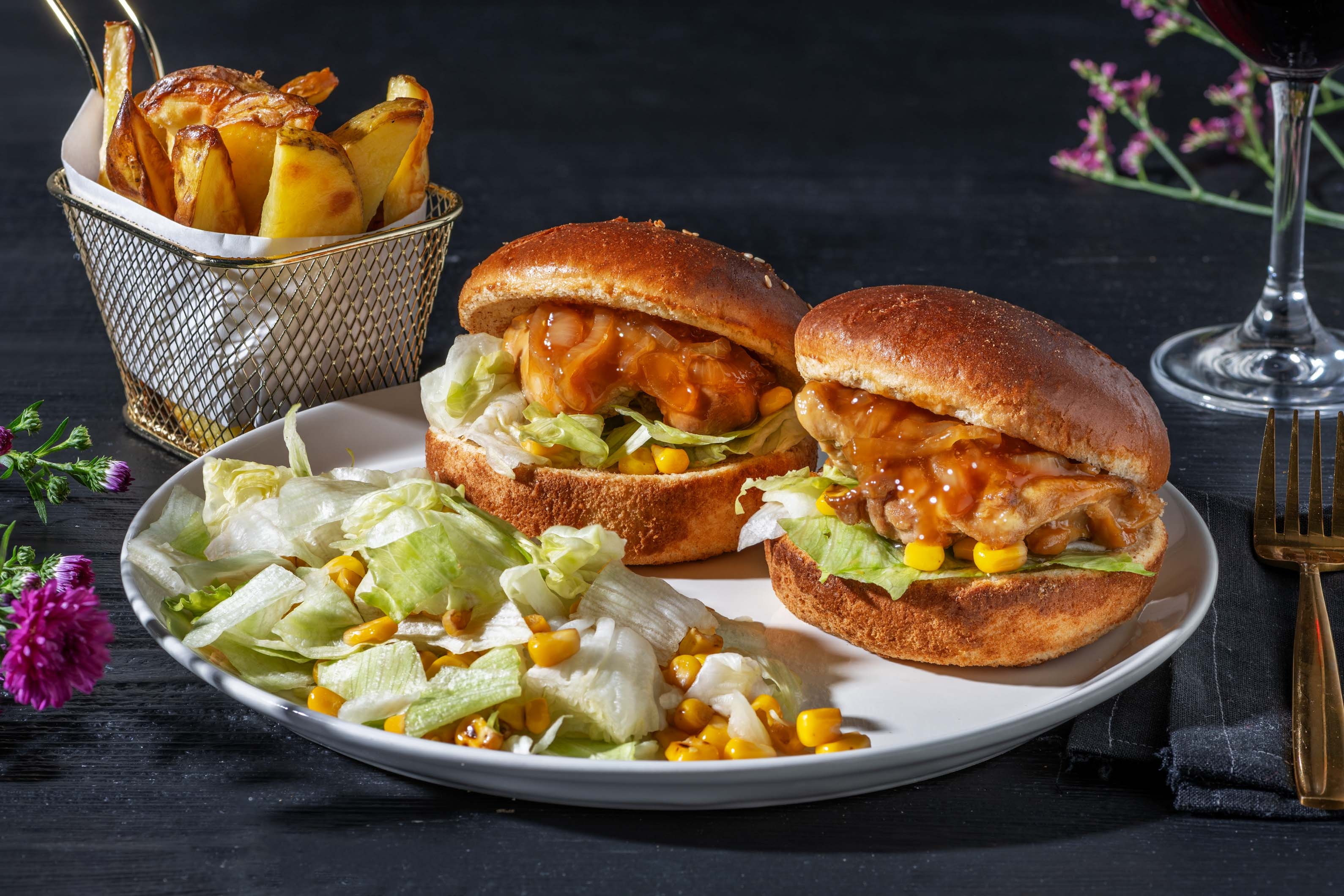 Deux mini-burgers de poulet en sauce teriyaki