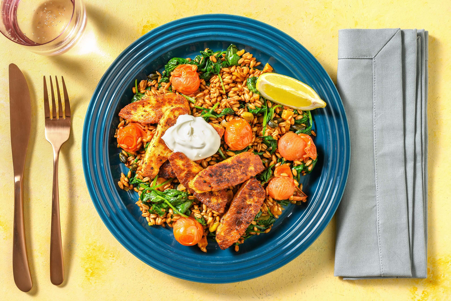 Dinkel-Aprikosen-Pilaw mit Halloumisticks