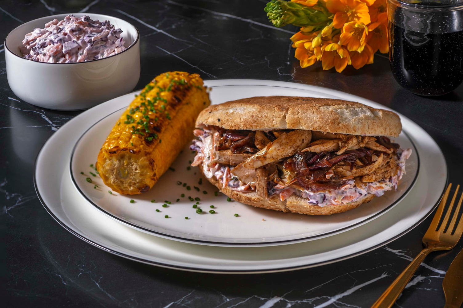 Effiloché de poulet sur pain turc et épi de maïs