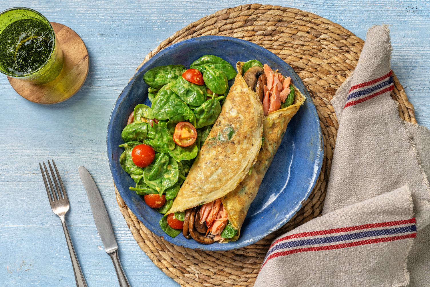 Egg-wrap met warmgerookte zalm