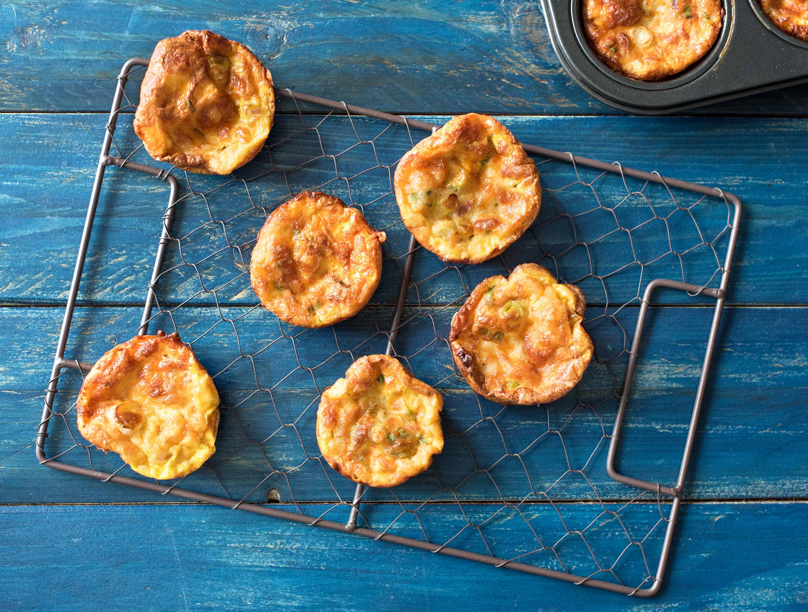 Eimuffins met ontbijtspek, bosui en kaas