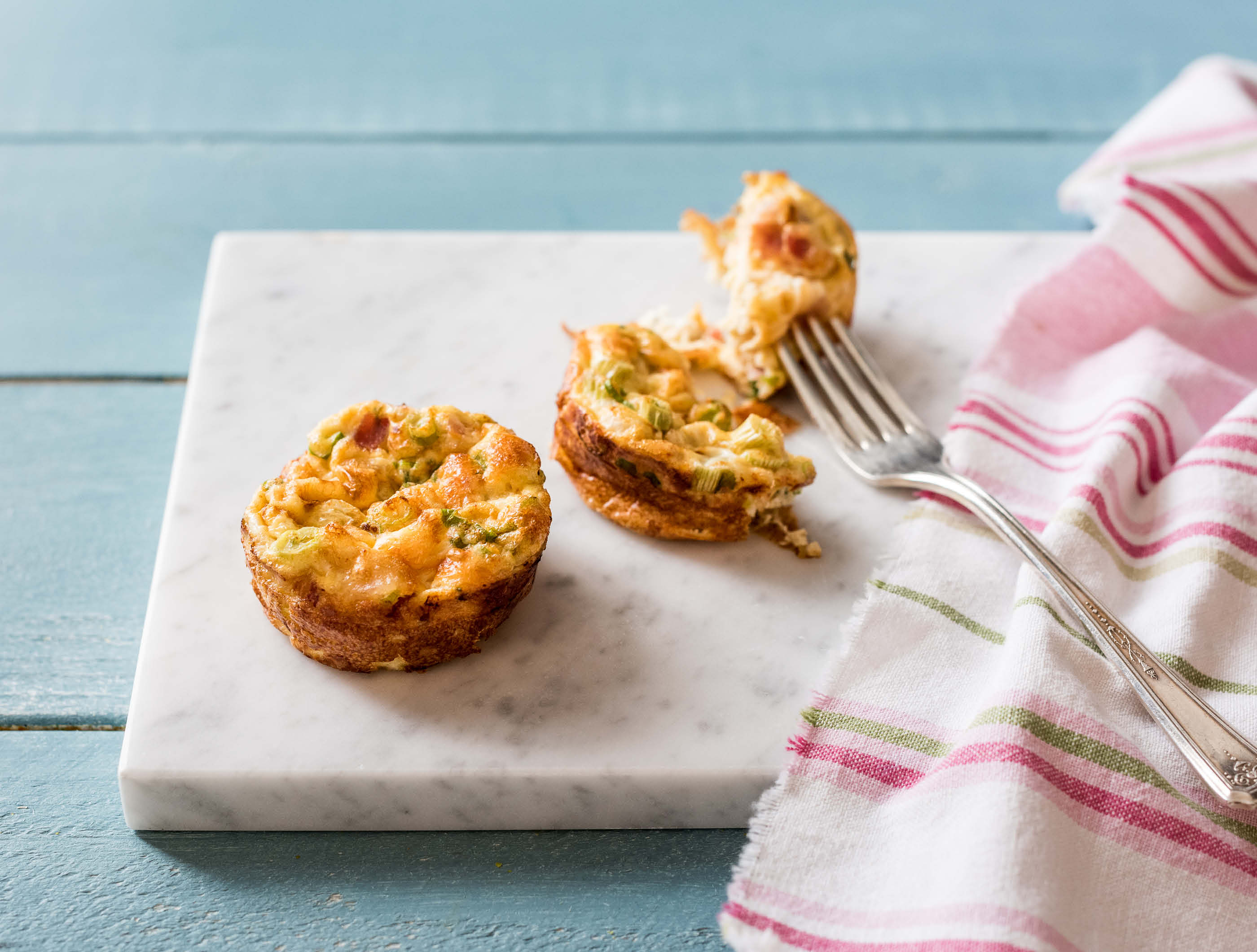 Eimuffins met ontbijtspek, lente-ui en kaas