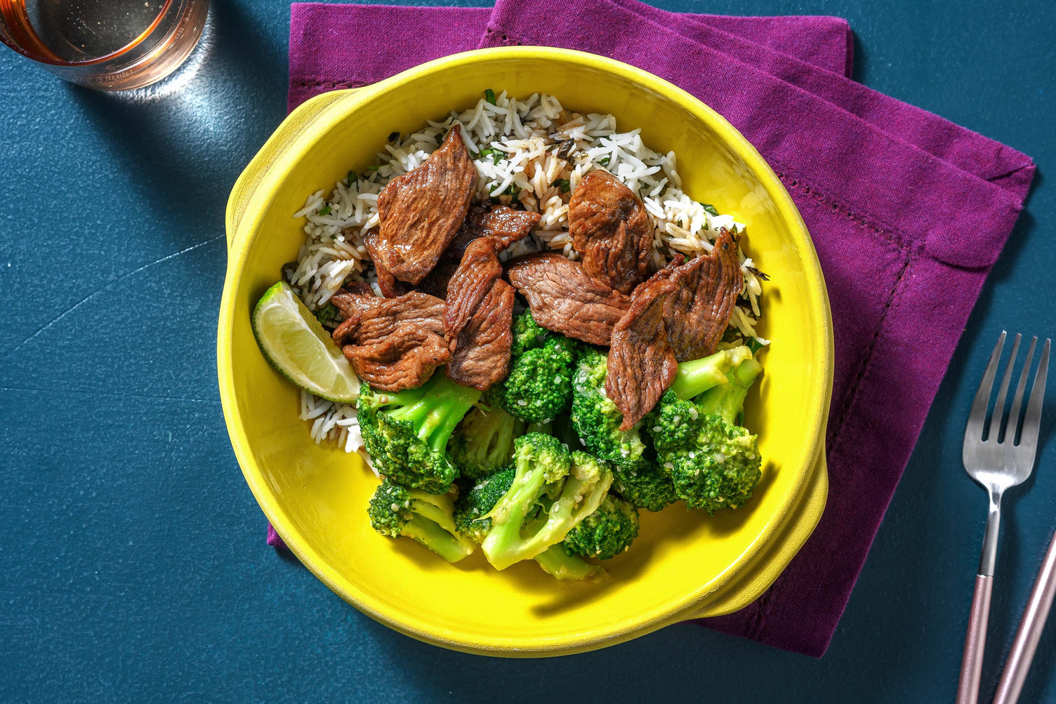 Zoete biefstukreepjes met sesam-miso broccoli