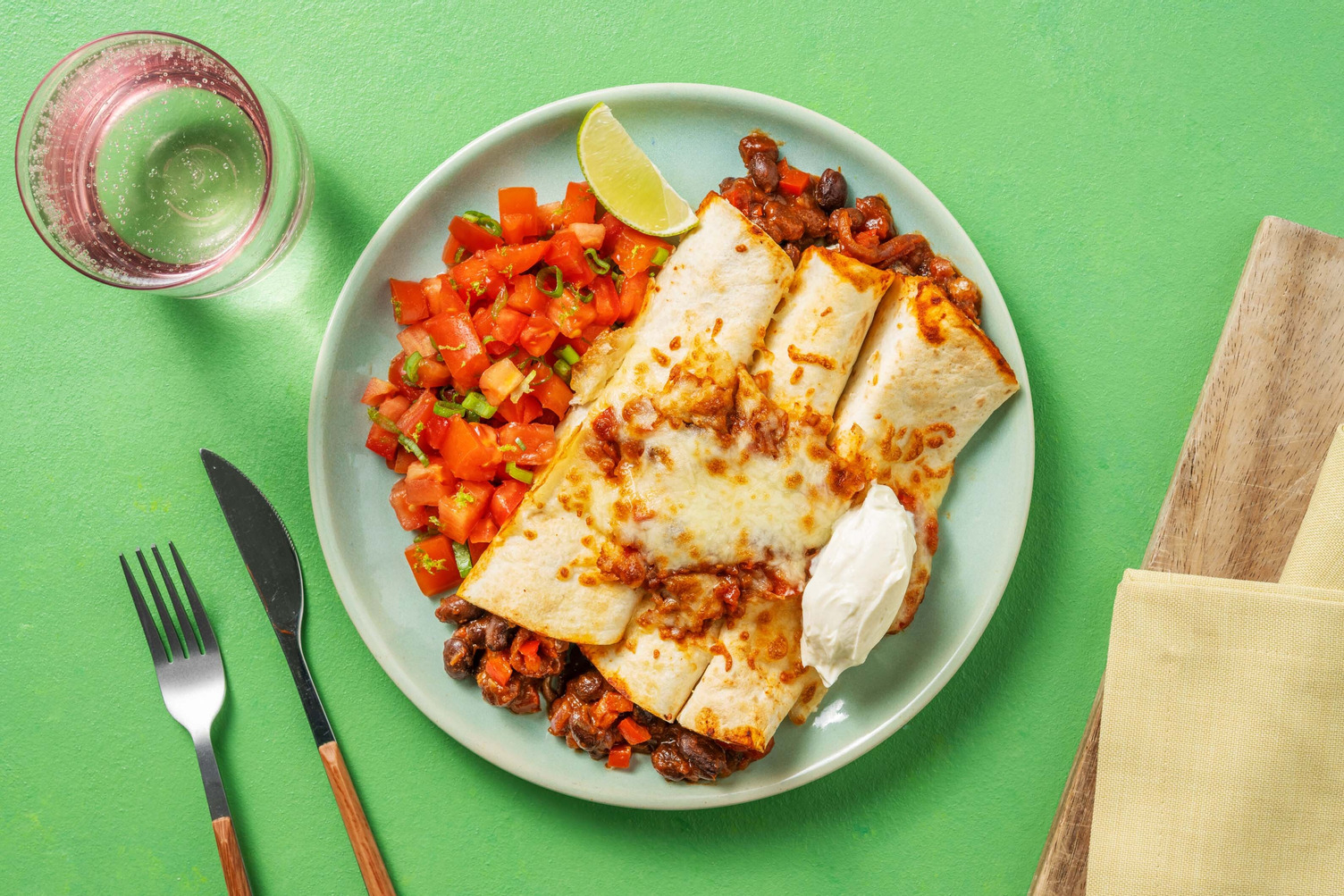 Vegetarische enchilada's met cheddar en zure room