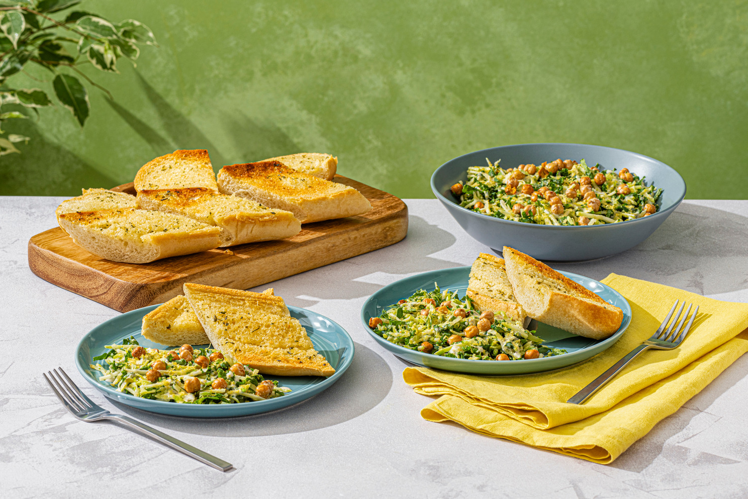 Ensemble de pain à l'ail et de salade César au chou frisé