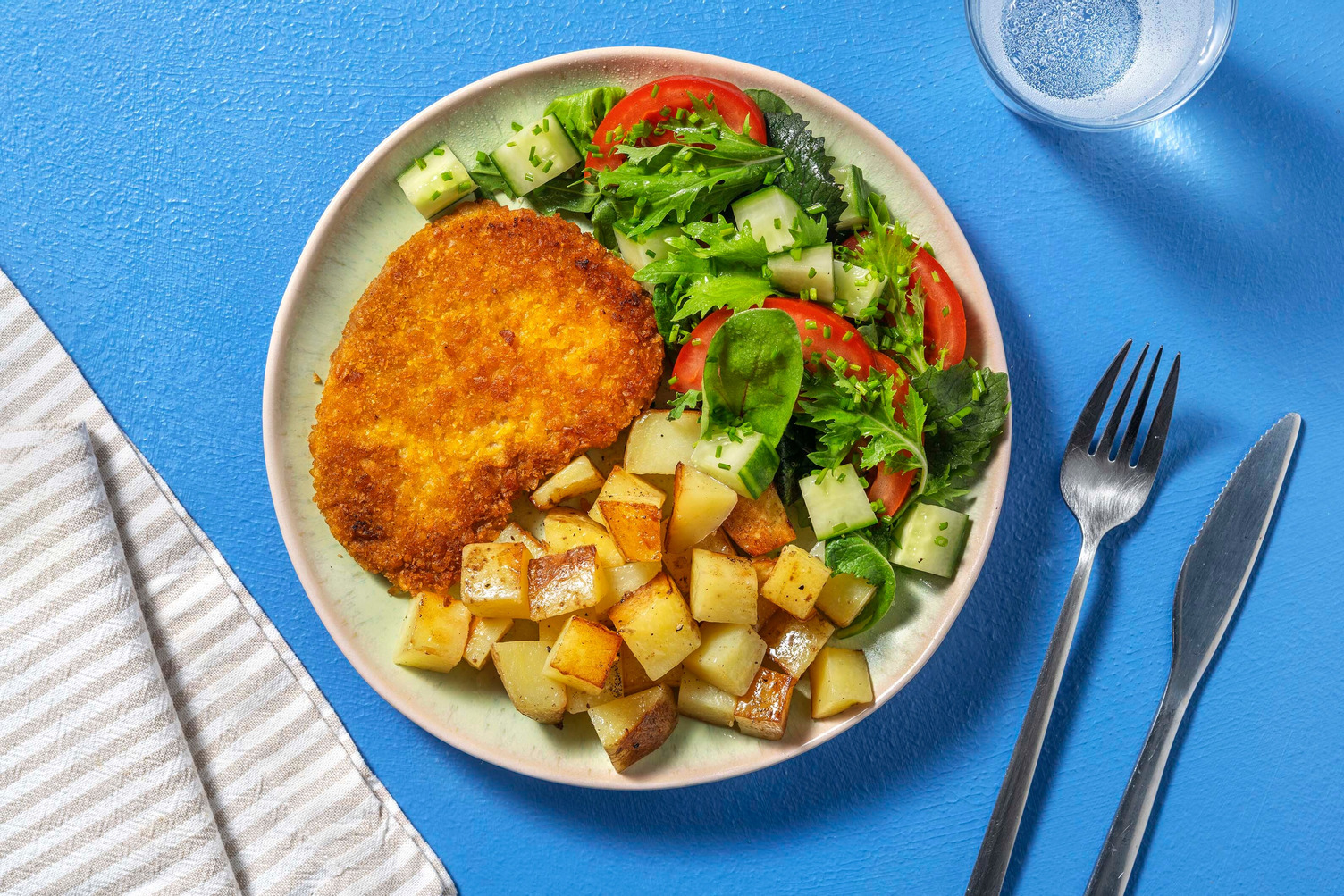 Vegetarische kaasschnitzel met gebakken aardappeltjes