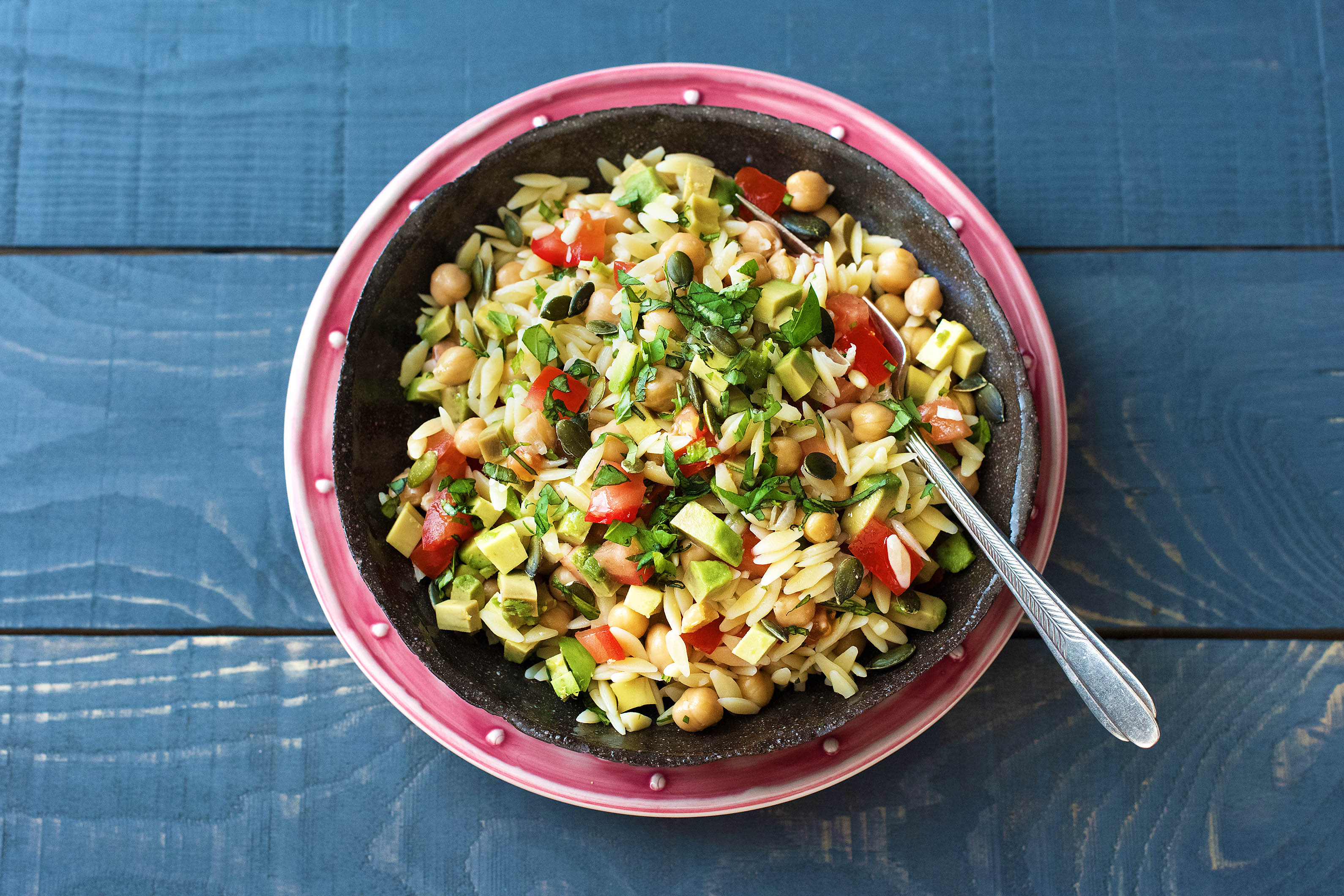 Exotischer Avocado-Salat mit griechischen Orzo-Nudeln