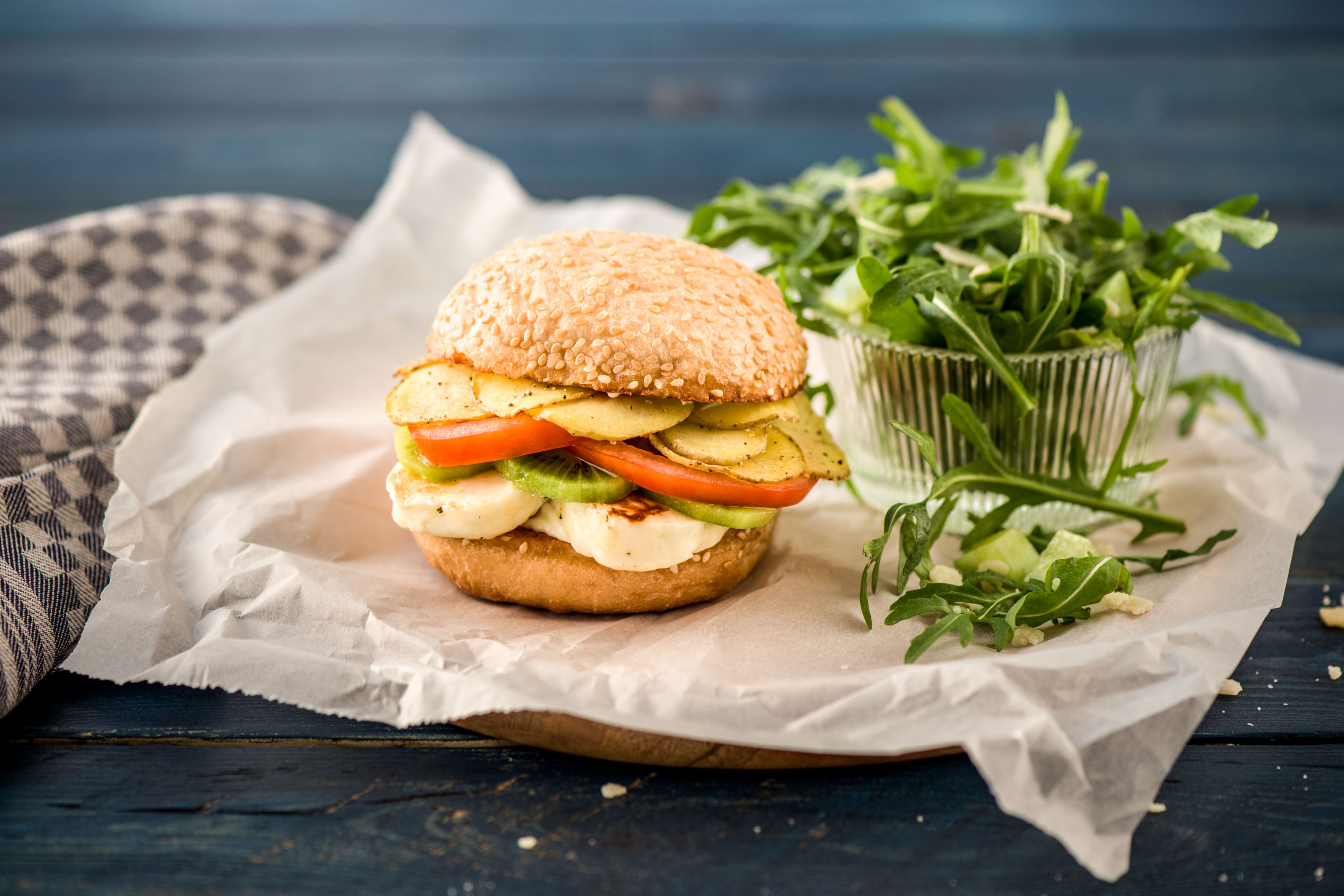 Exotischer Kiwi-Halloumi-Burger mit Kartoffelchips