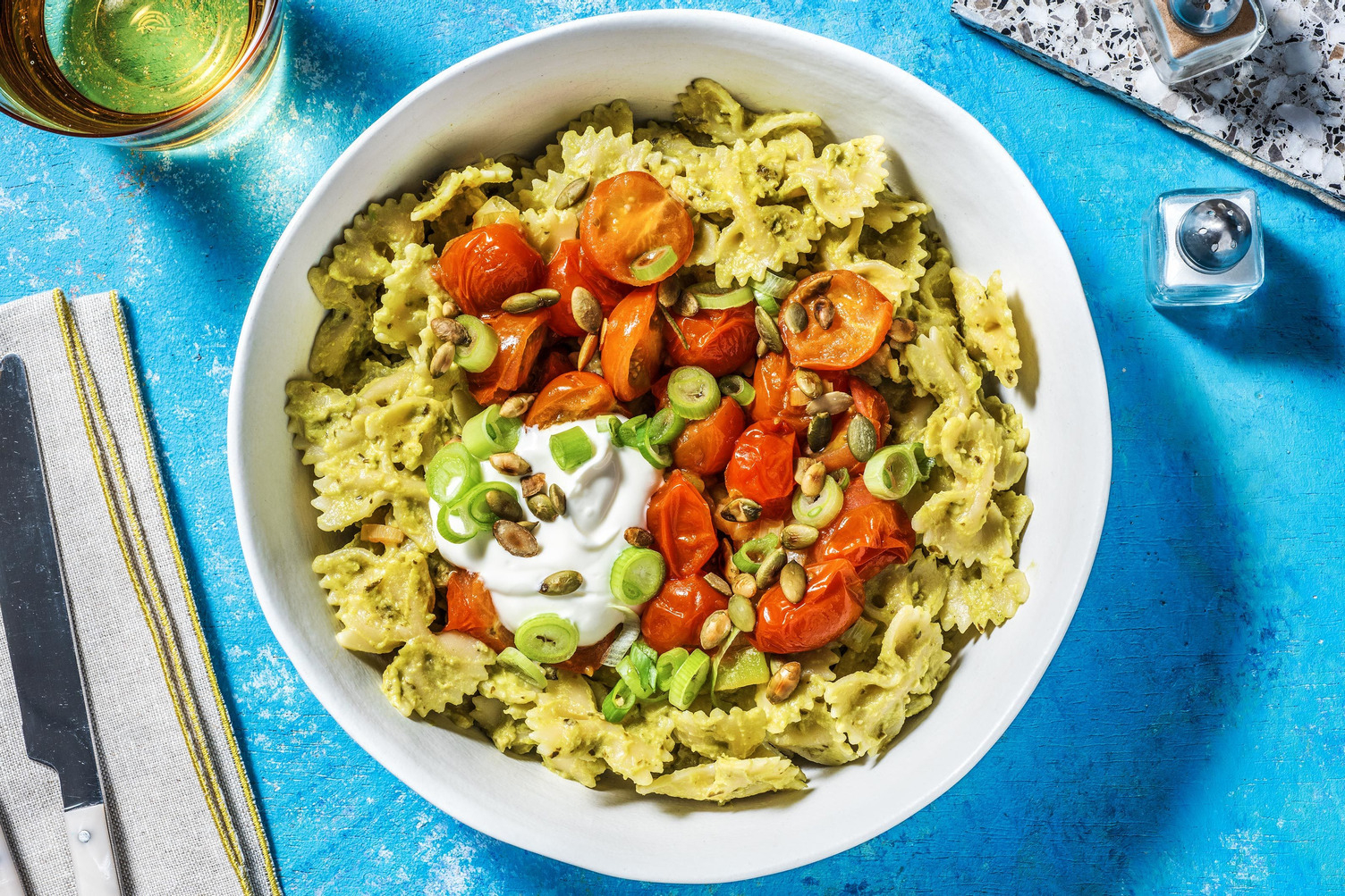 Farfalle in avocado-pestosaus