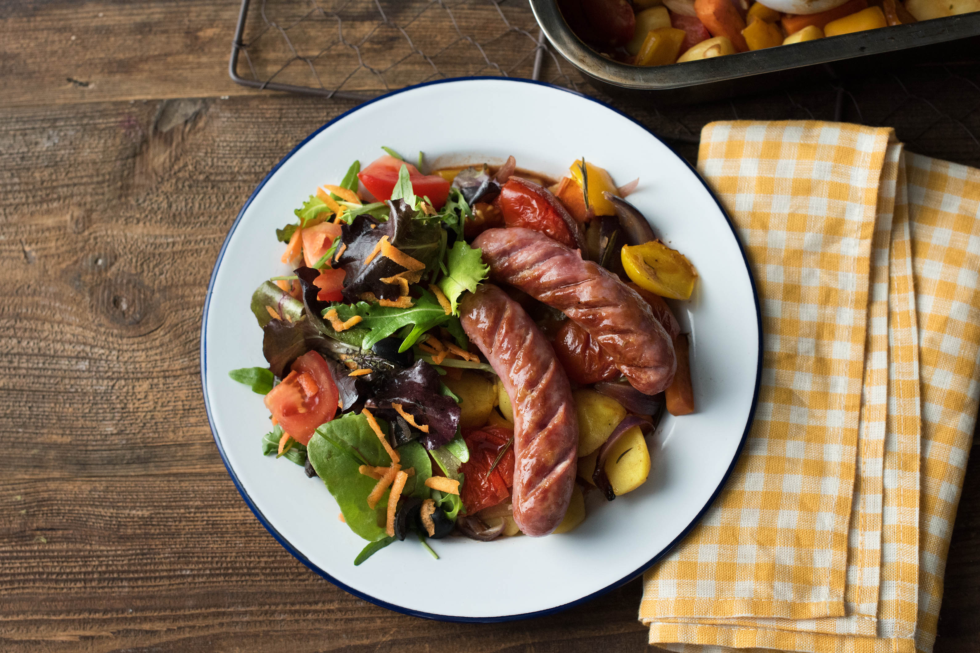 Fein gebrutzelte Salsiccia mit Ofengemüse