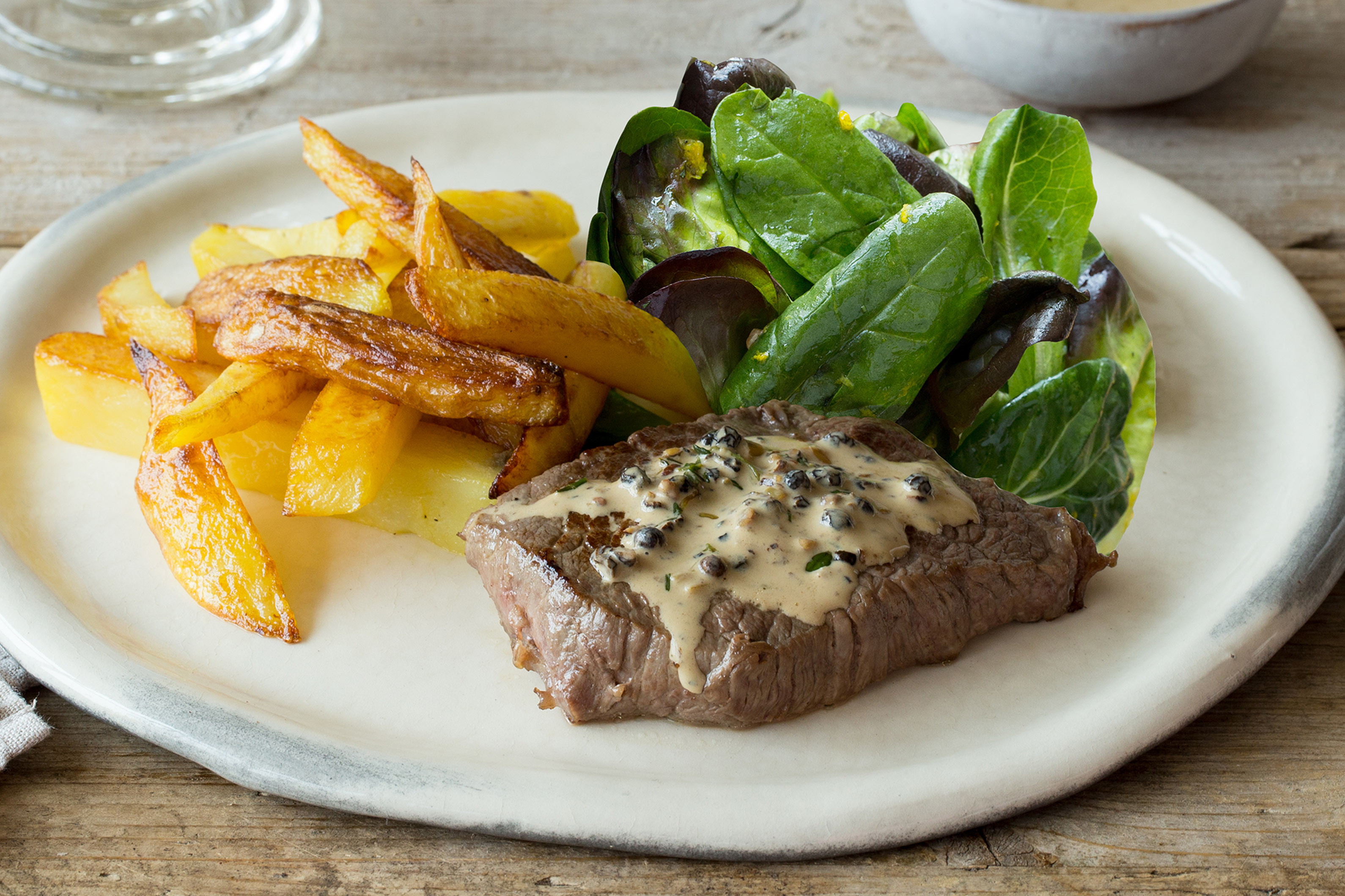 Feines Pfeffersteak mit selbstgemachten Pommes frites