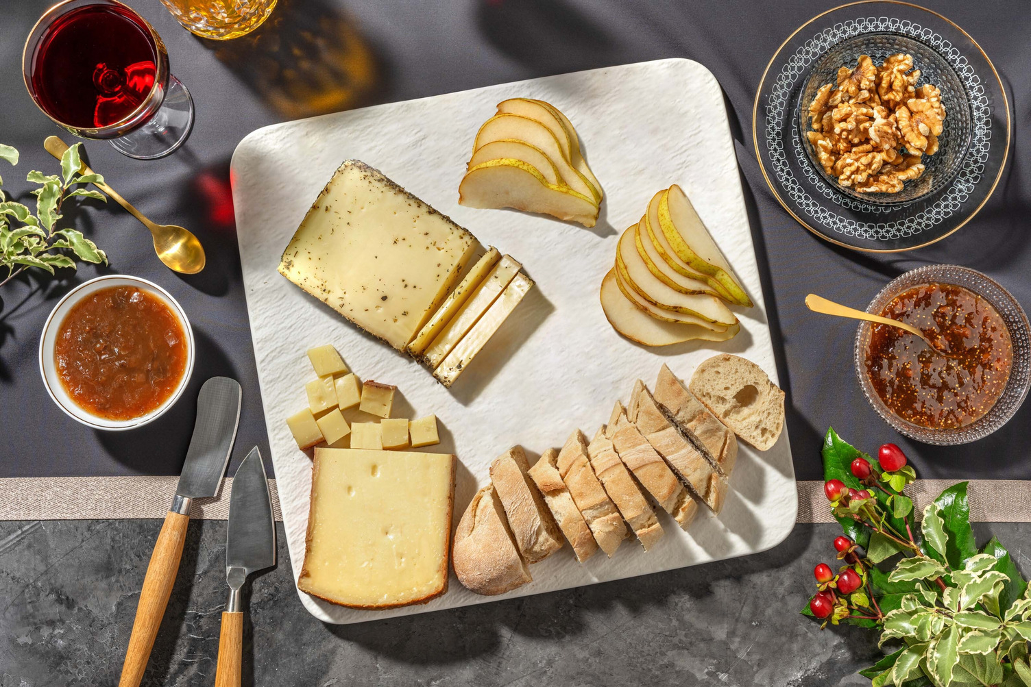 Feinkost-Vesper mit 2 Käsesorten, Apfel-Brandy-Chutney und Feigenrelish