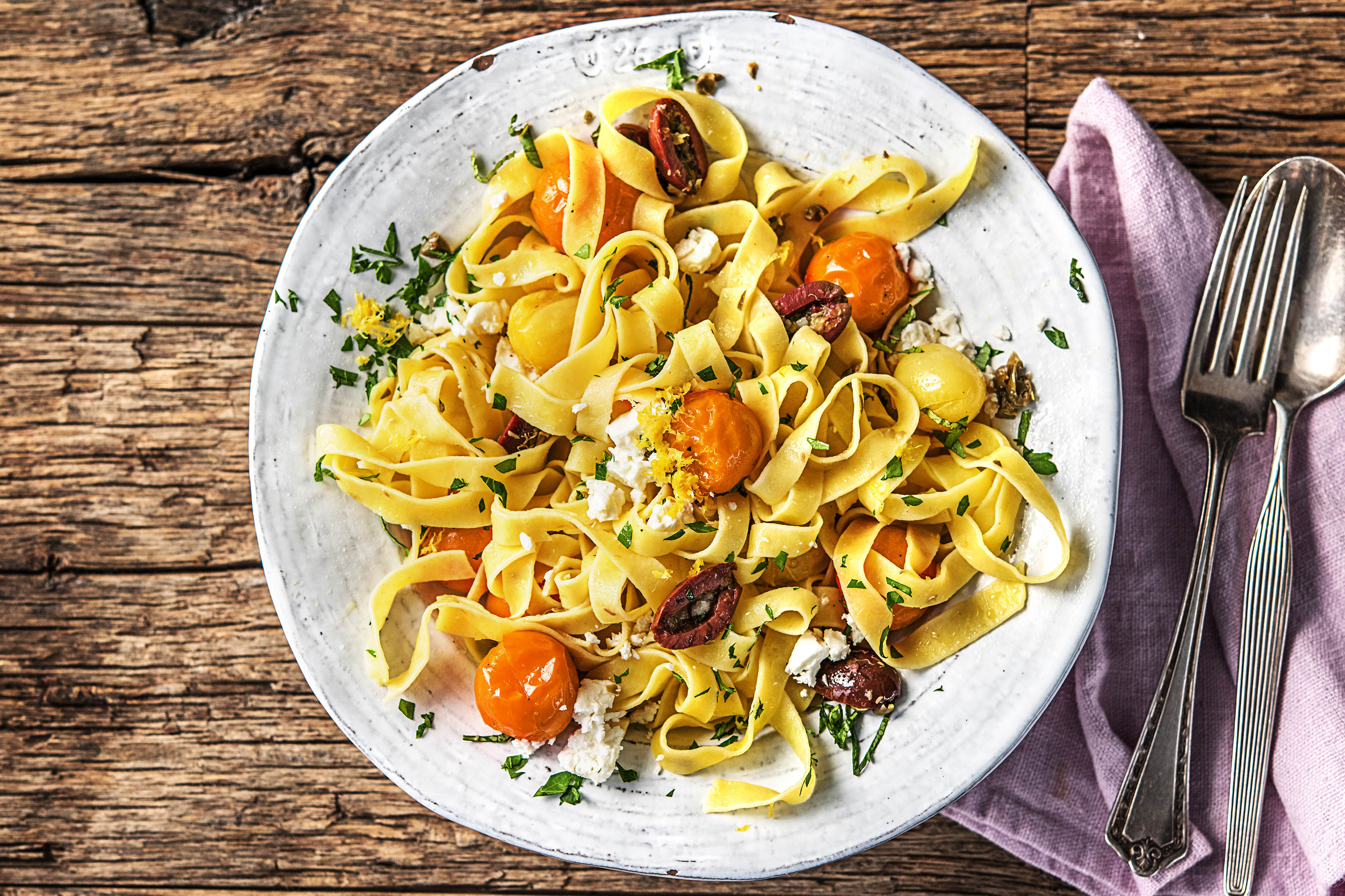 Fettuccine, tomates colorées et feta