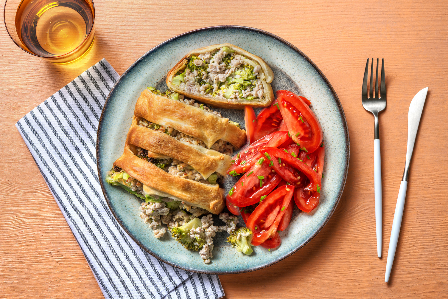 Gevuld bladerdeeg met kipgehakt en broccoli