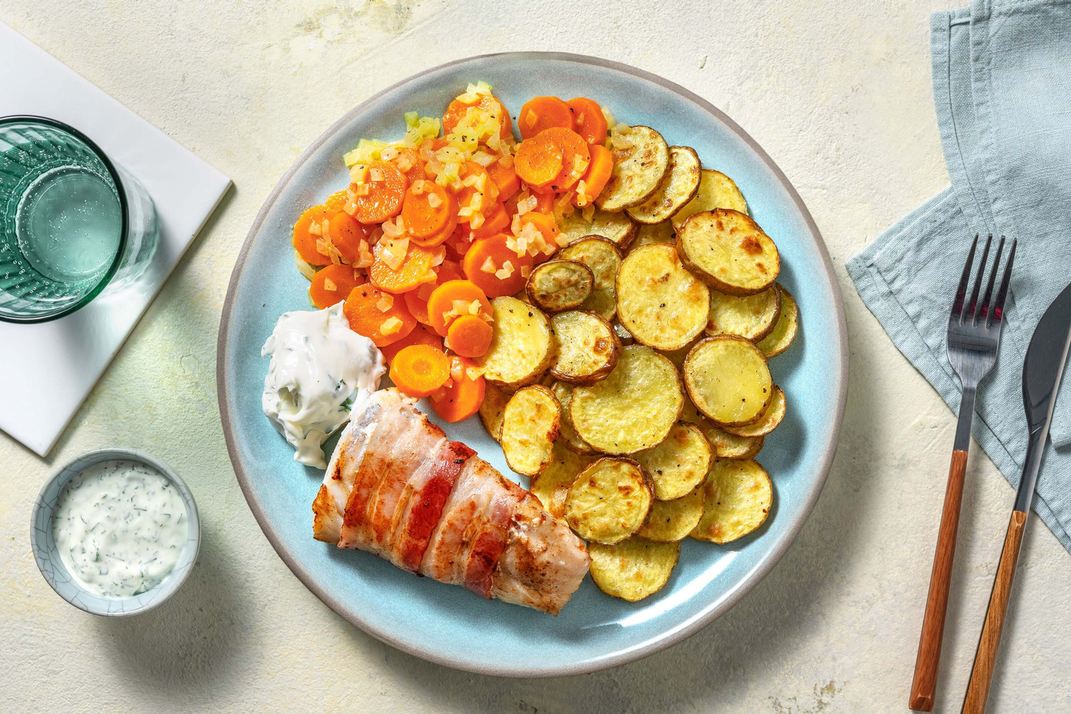 Filet de cabillaud au lard et carottes poêlées