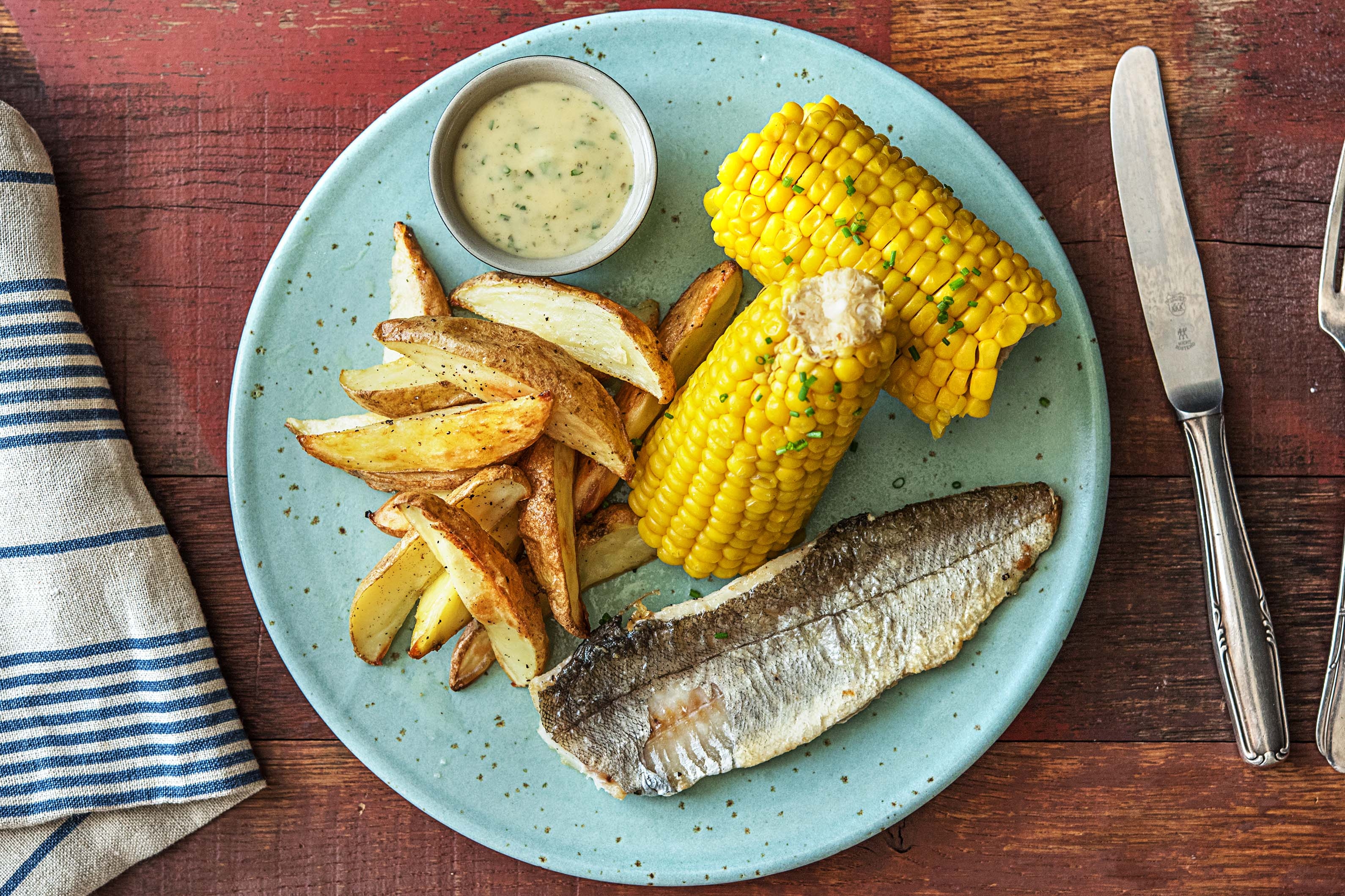 Filet de merlu, épi de maïs et pommes de terre au four