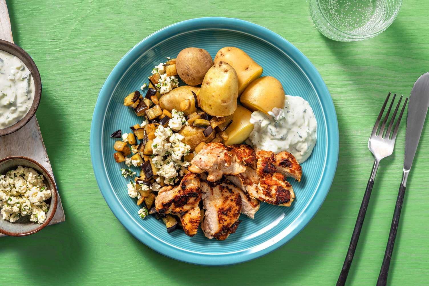 Filet de poulet, aubergine, tzatziki maison et pommes de terre
