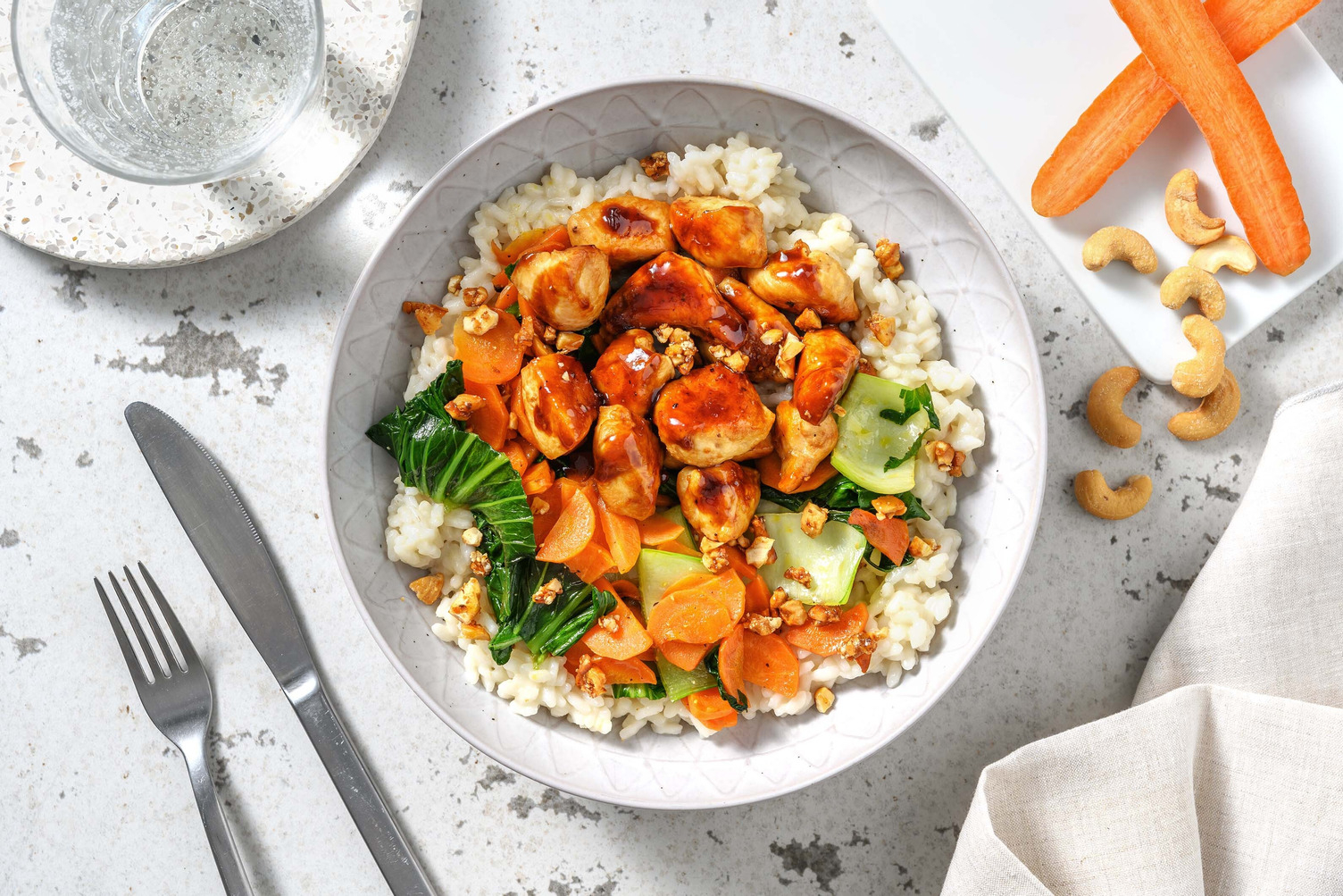 Filet de poulet à la sauce sucrée et riz à l’ail