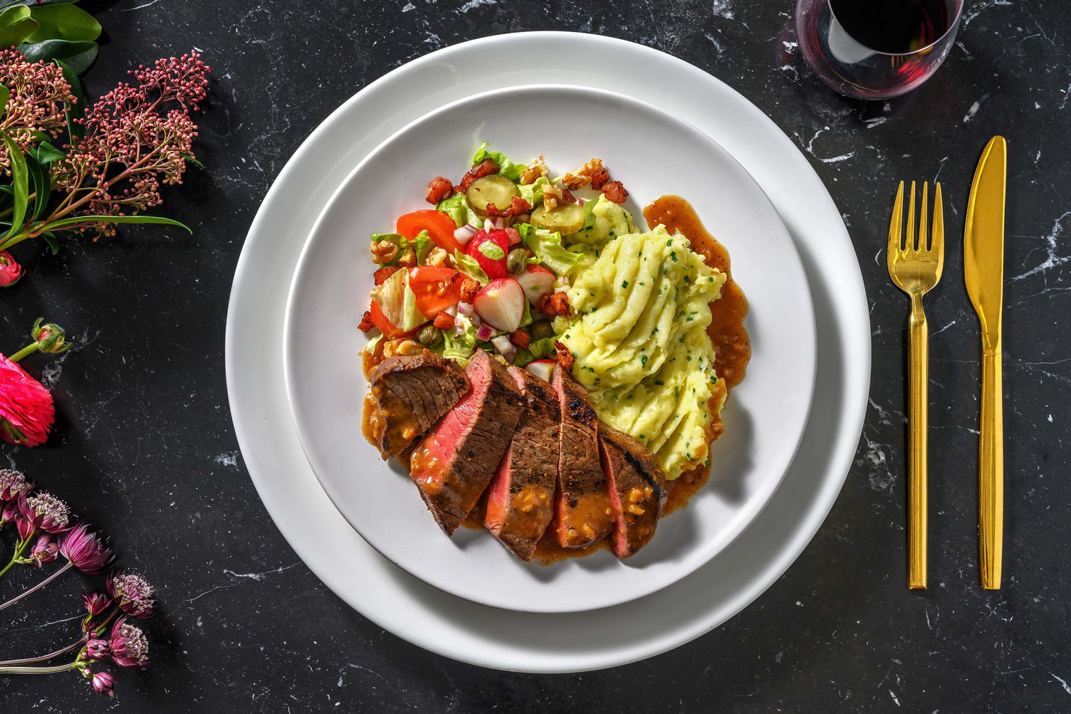 Filet mignon met aardappelpuree en knoflookjus