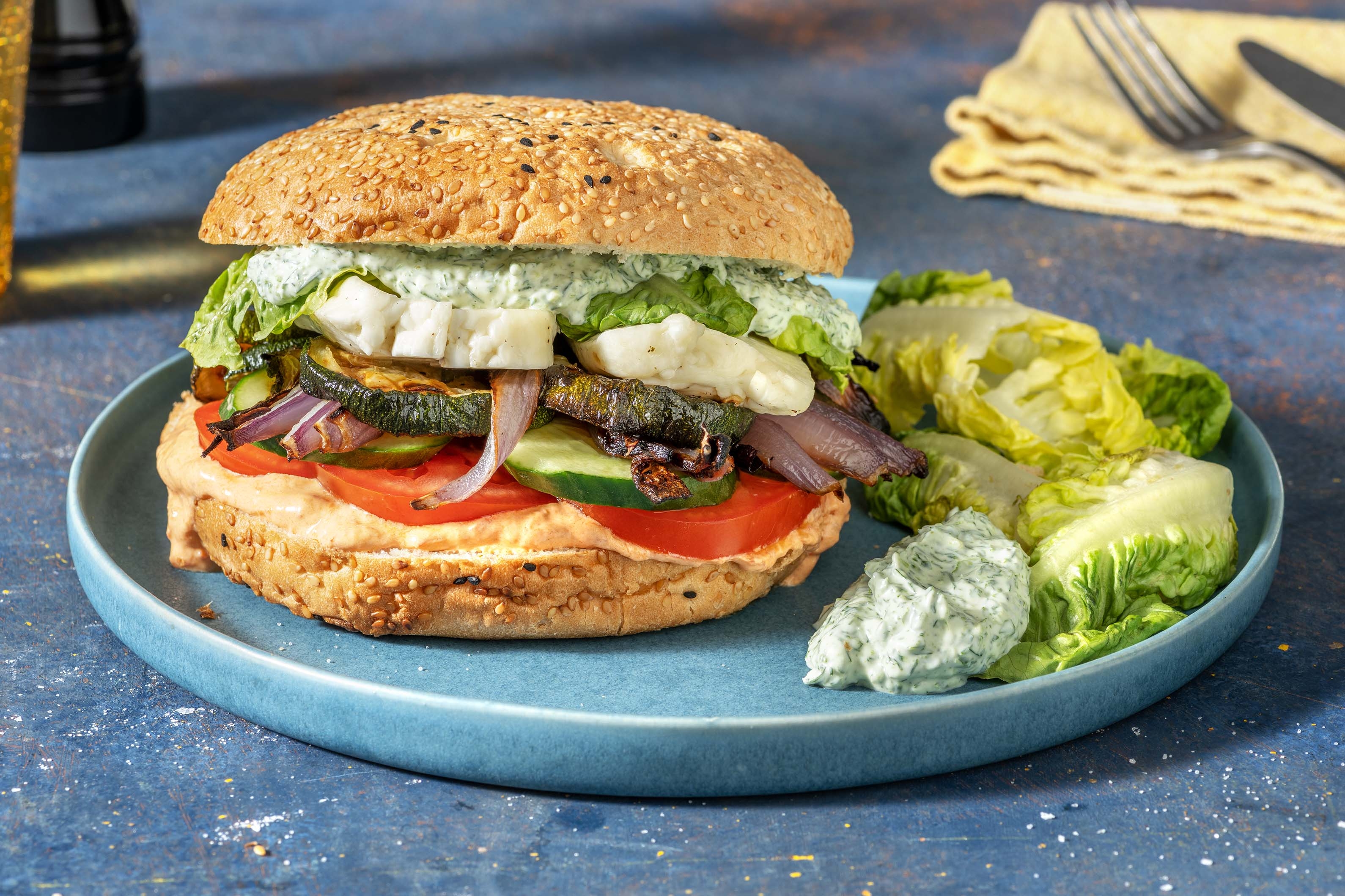 Fladenbrot-Burger mit gedämpften Halloumi