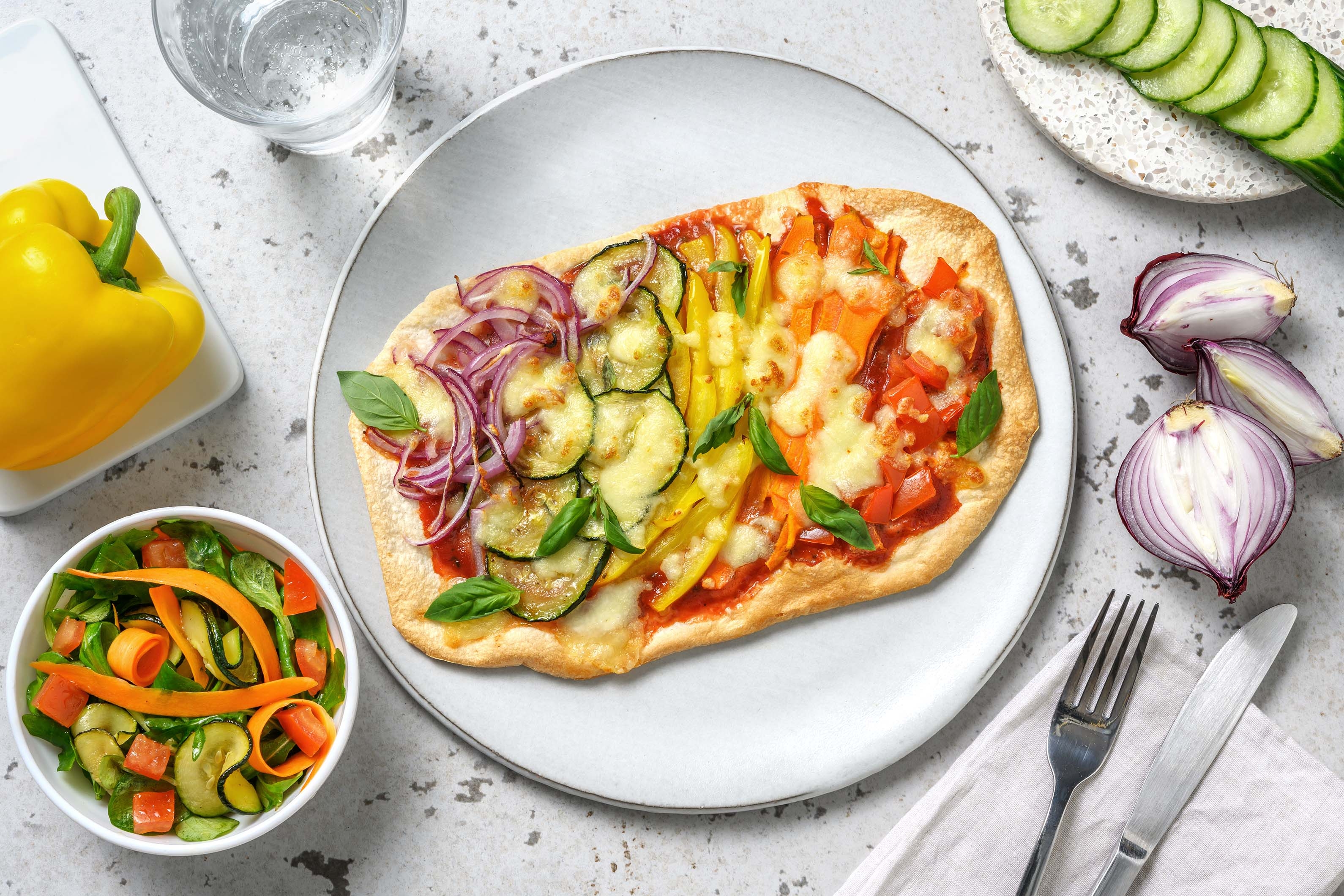 Pride flammkuchen met mozzarella en courgette
