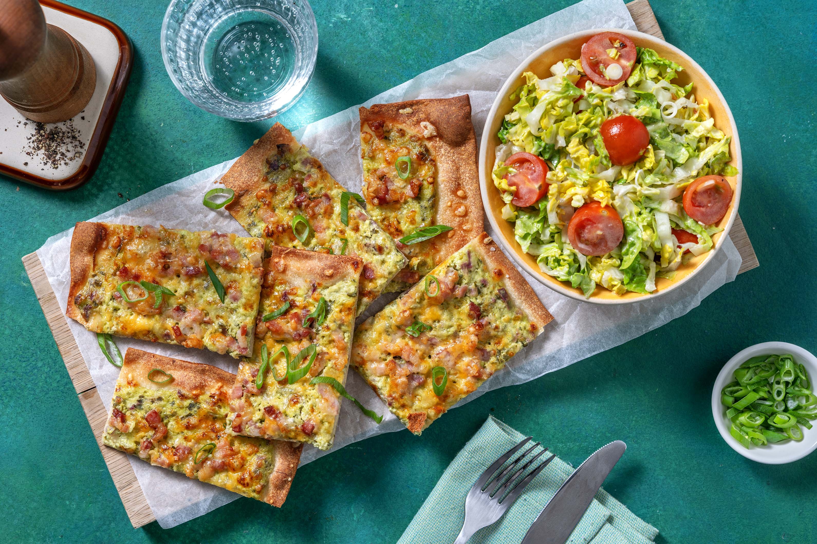 Flammkuchen mit Bärlauchschmand und Bacon