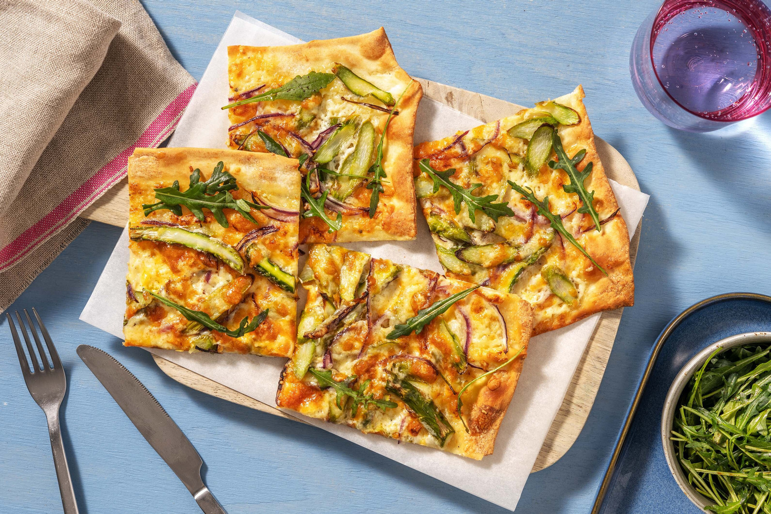 Flammkuchen mit grünem Spargel