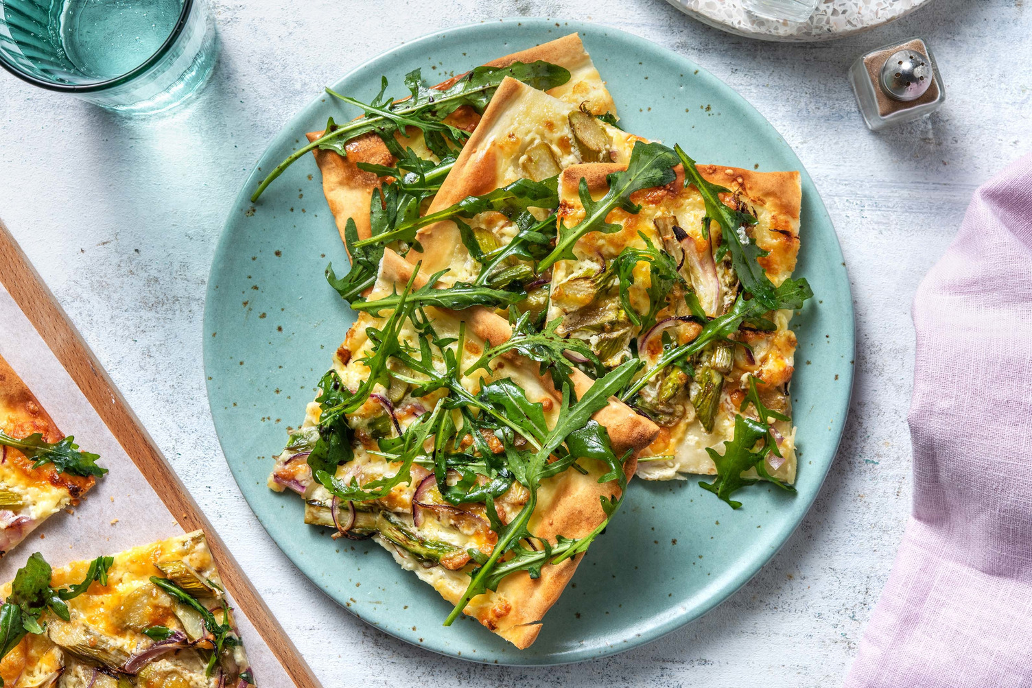 Flammkuchen mit grünem Spargel
