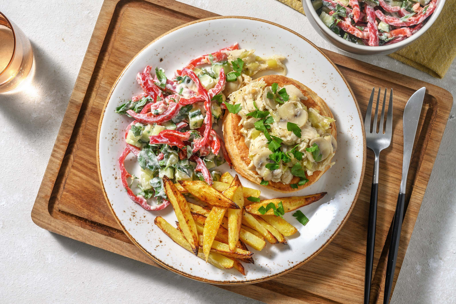 Zelfgemaakte vol-au-vent met bladerdeegkoekje