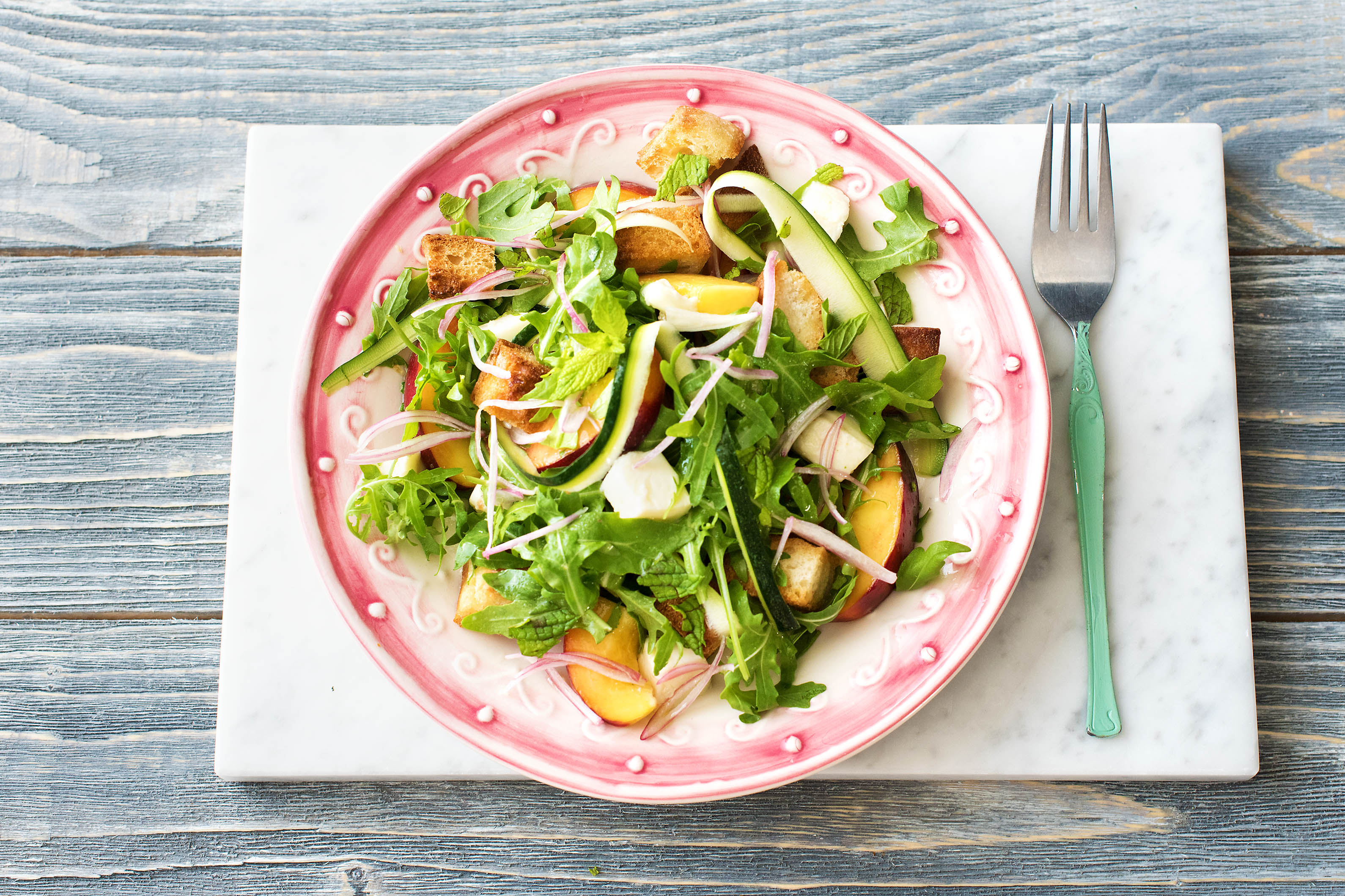 Frisch und fruchtig: Nektarinen-Zucchini-Panzanella